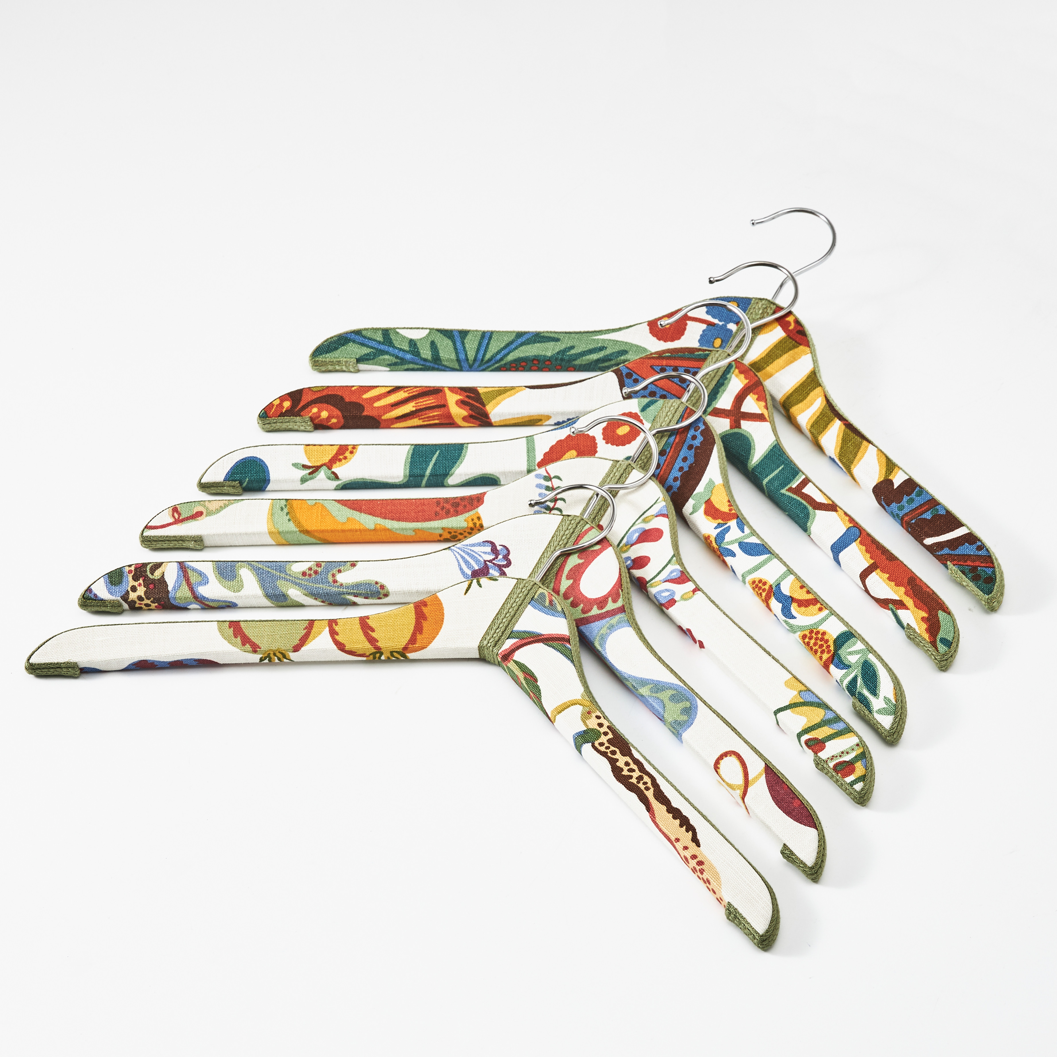 KLÄDGALGAR, 6 stycken, klädda med textiler av Josef Frank.