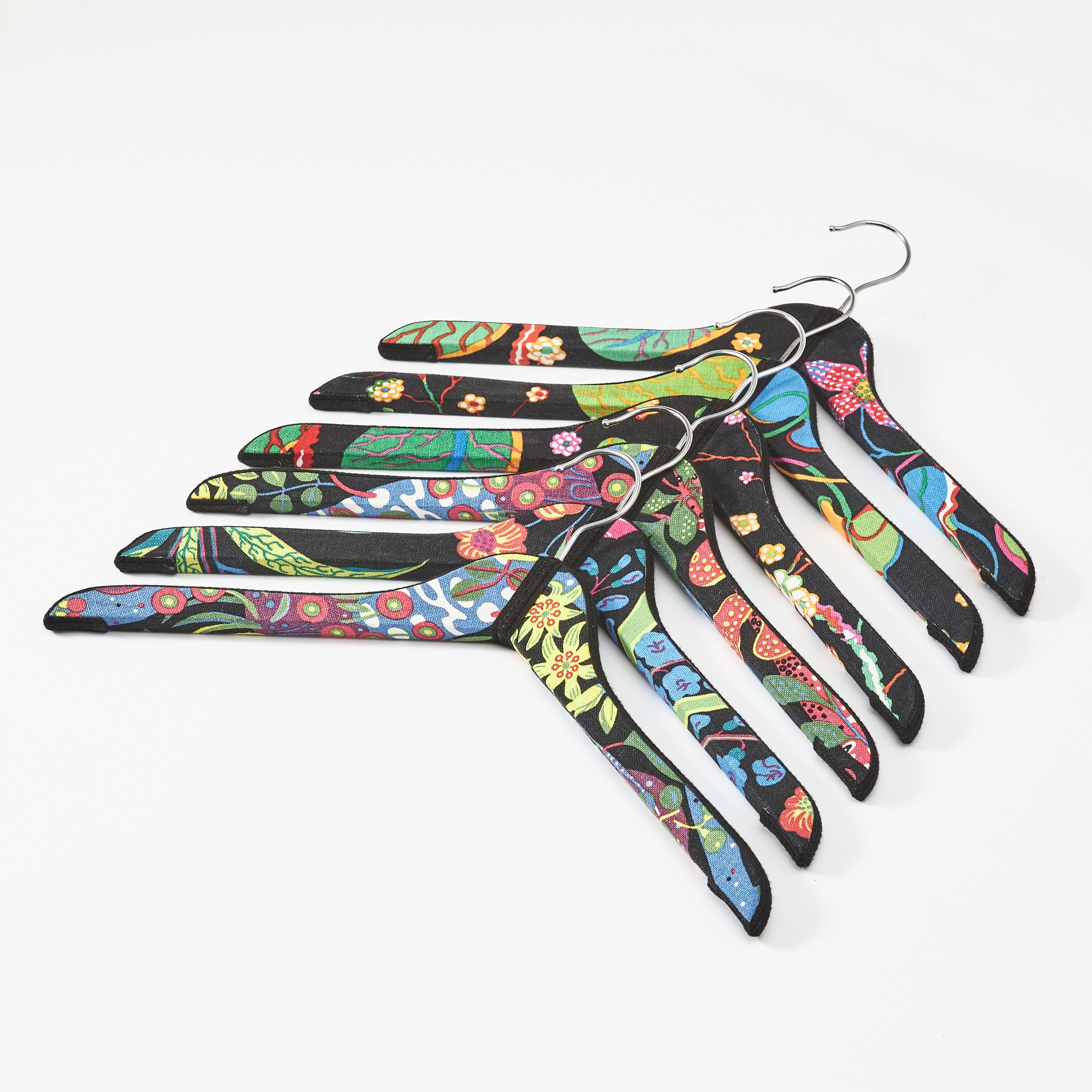 KLÄDGALGAR, 6 stycken, klädda med textiler av Josef Frank.