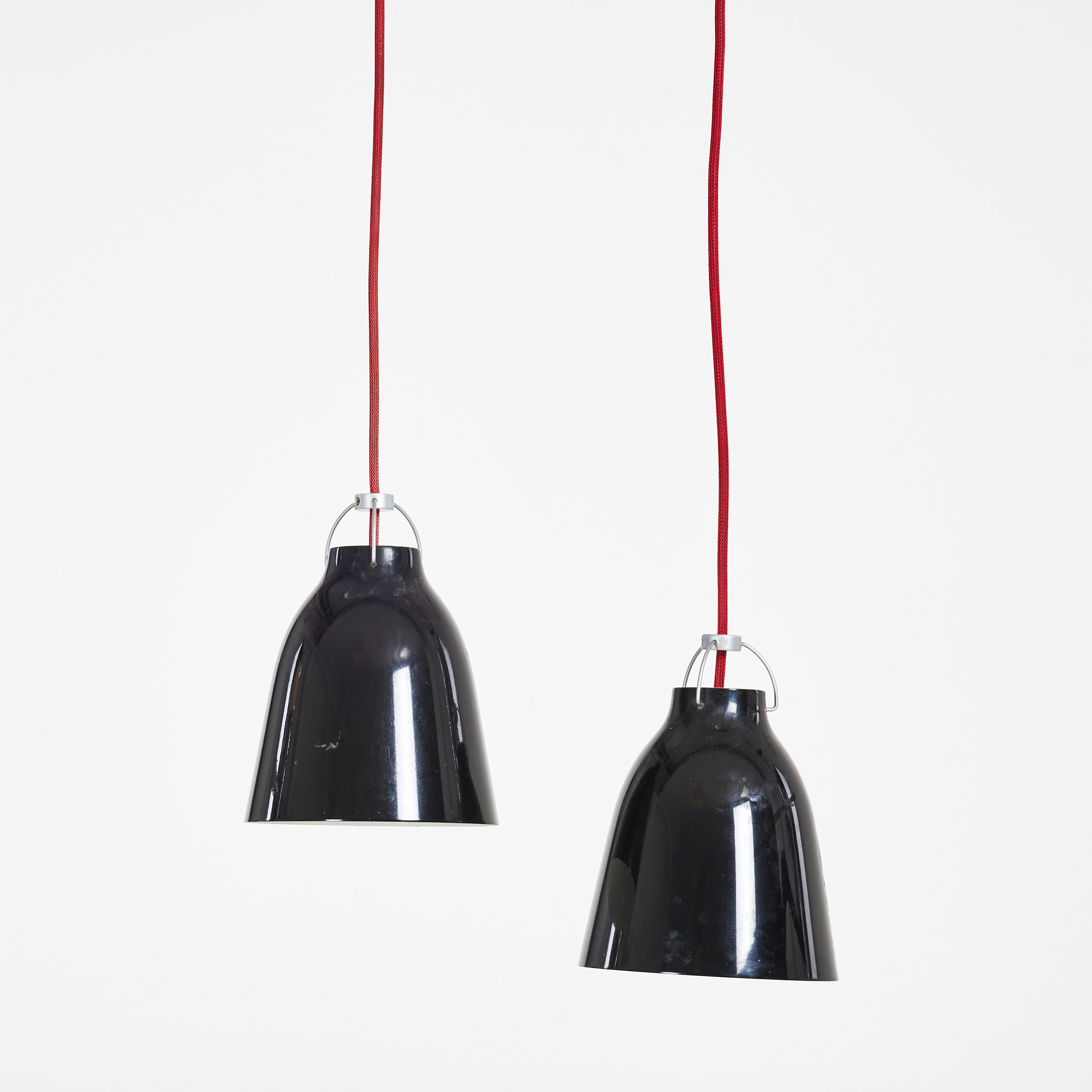 CECILIE MANZ, TAKLAMPOAR, 1 par, "Caravaggio", svartlackerade, röda textilklädda sladdar.