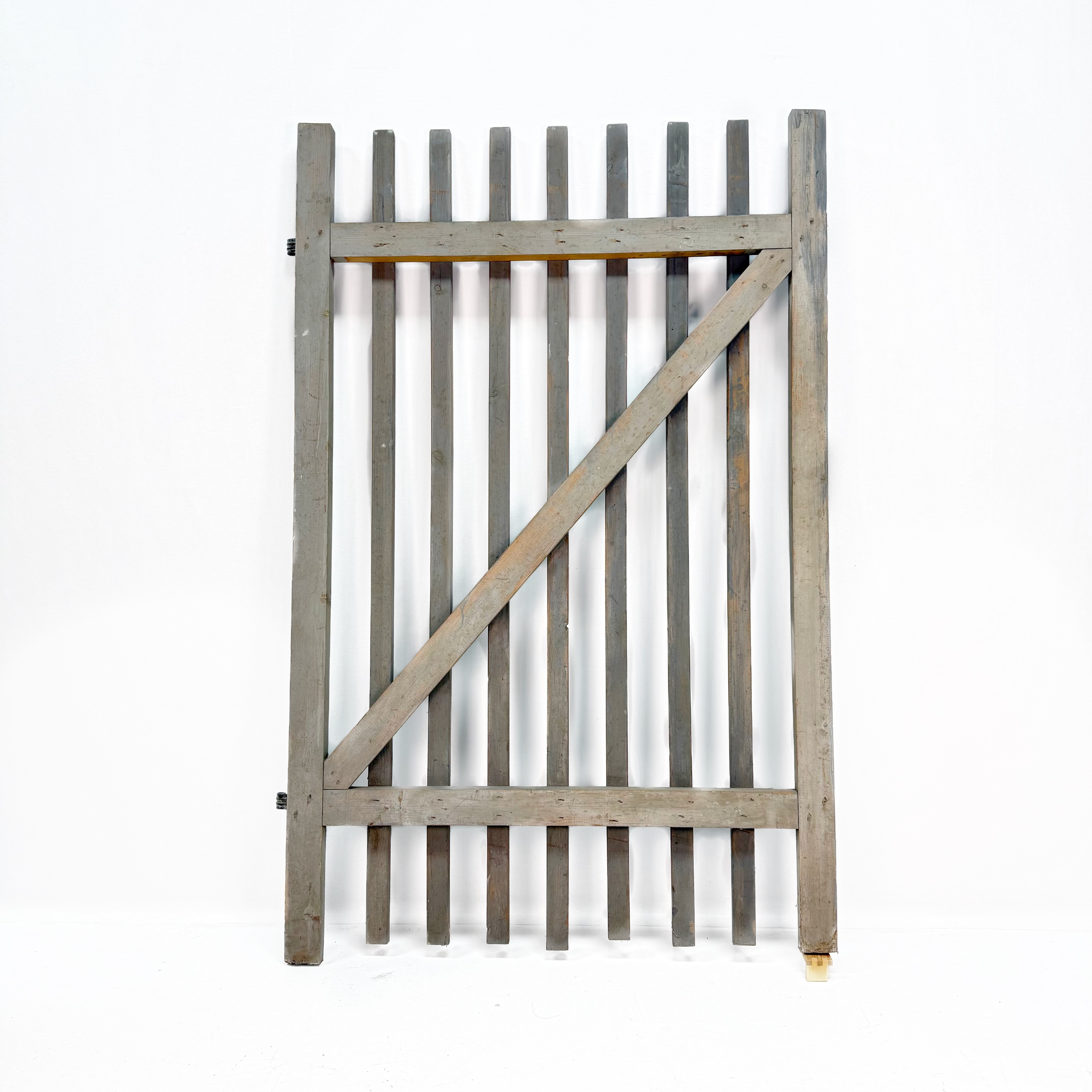 TRÄGRIND - med tvärslå, målad furu.