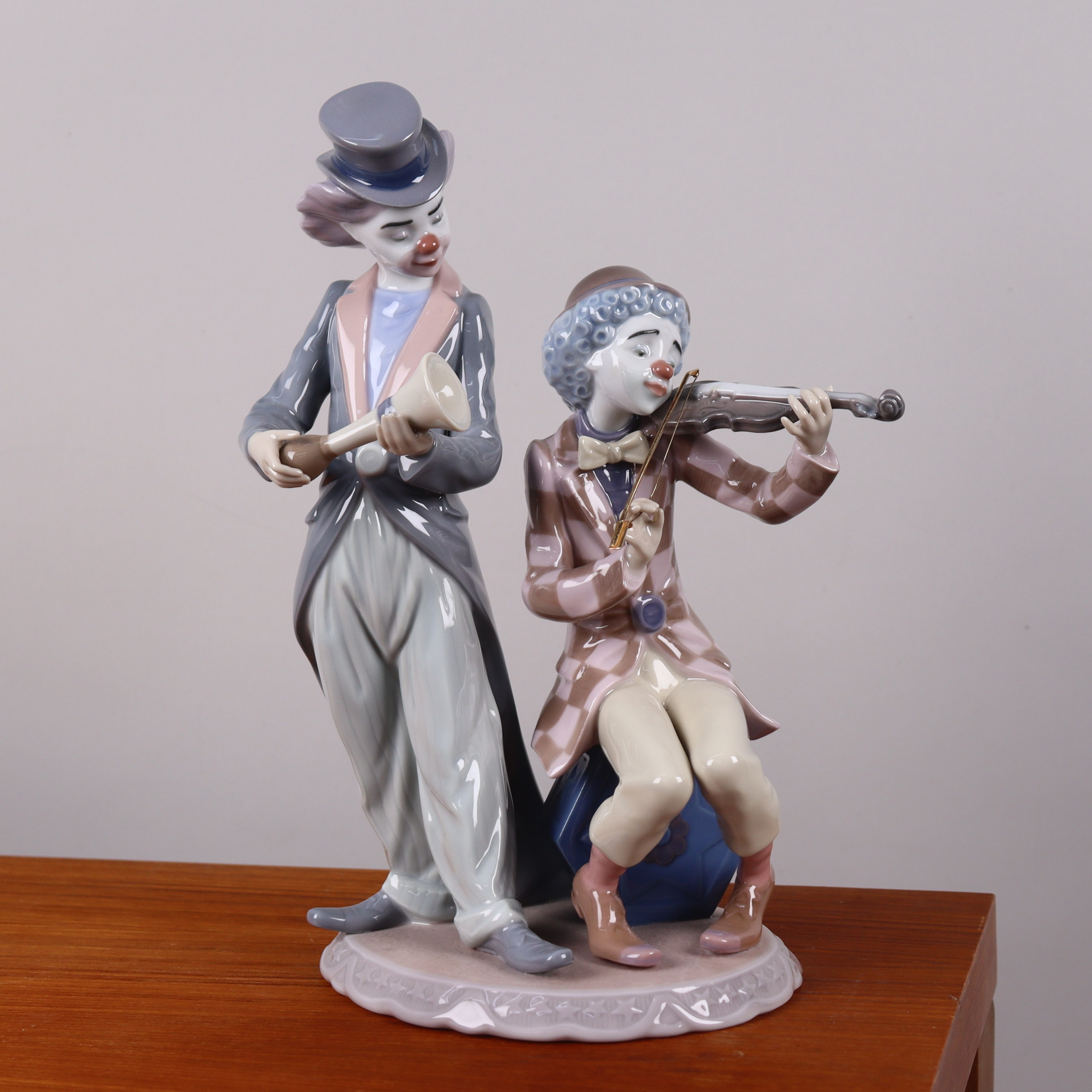 JOSÉ PUCHE. "Circus Concert", Lladro, Spanien, clowner med tuta och violin.