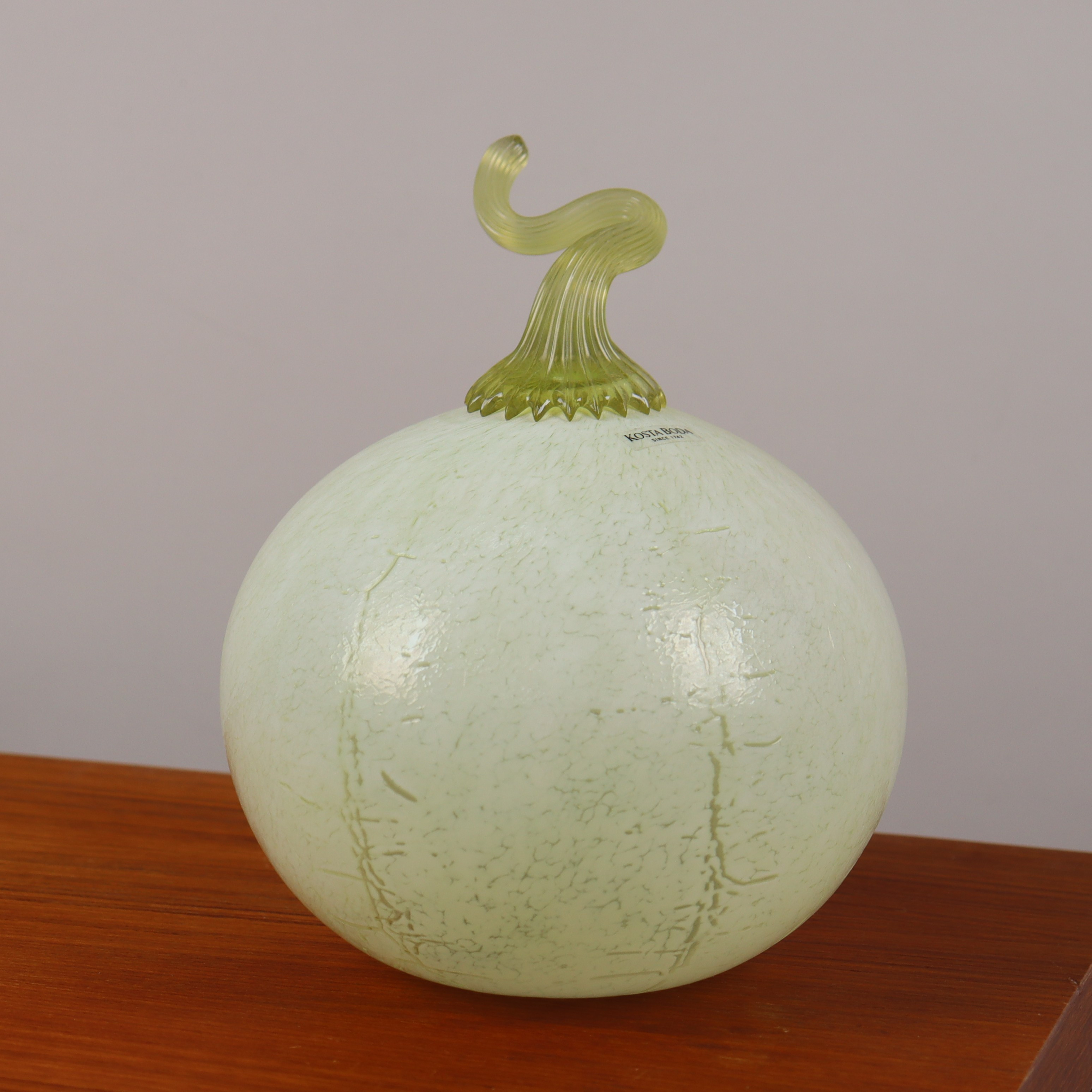 GUNNEL SAHLIN. Kosta Boda, pumpa ur serien "Winter garden".