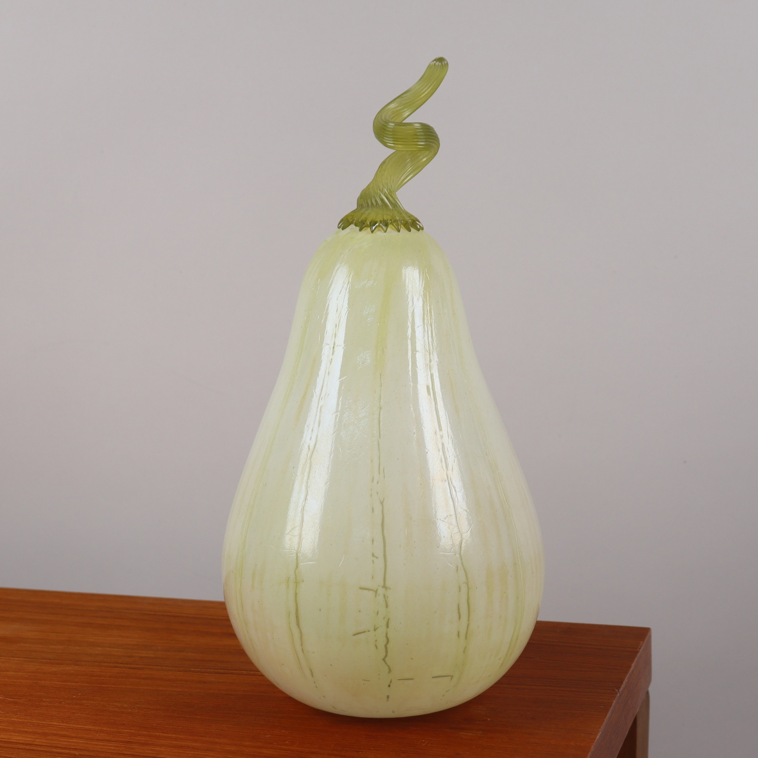 GUNNEL SAHLIN. Kosta Boda, pumpa ur serien "Winter garden".