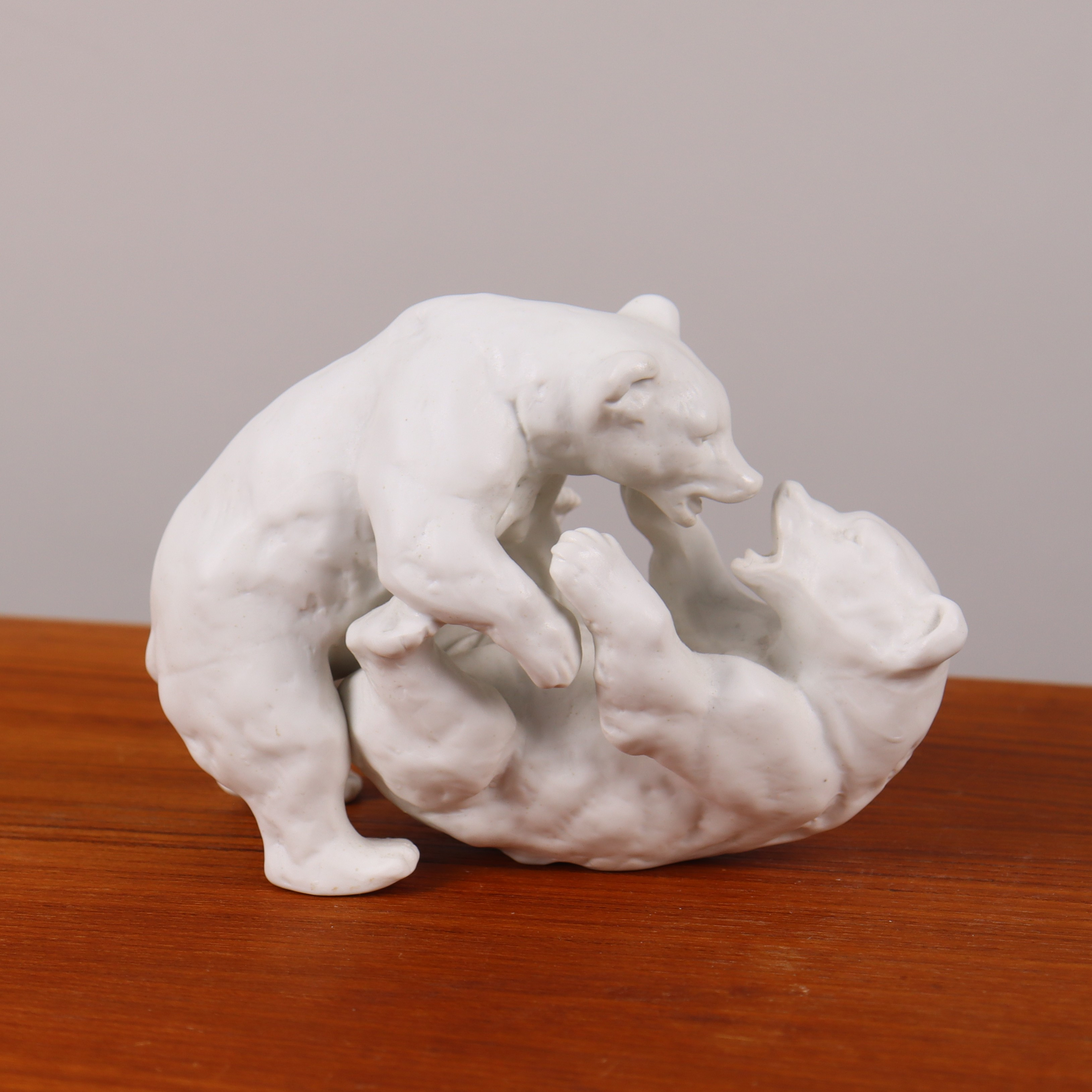 ERNST FRISCH. figurin, Wallendorf, Tyskland, porslin, kämpande björnar.