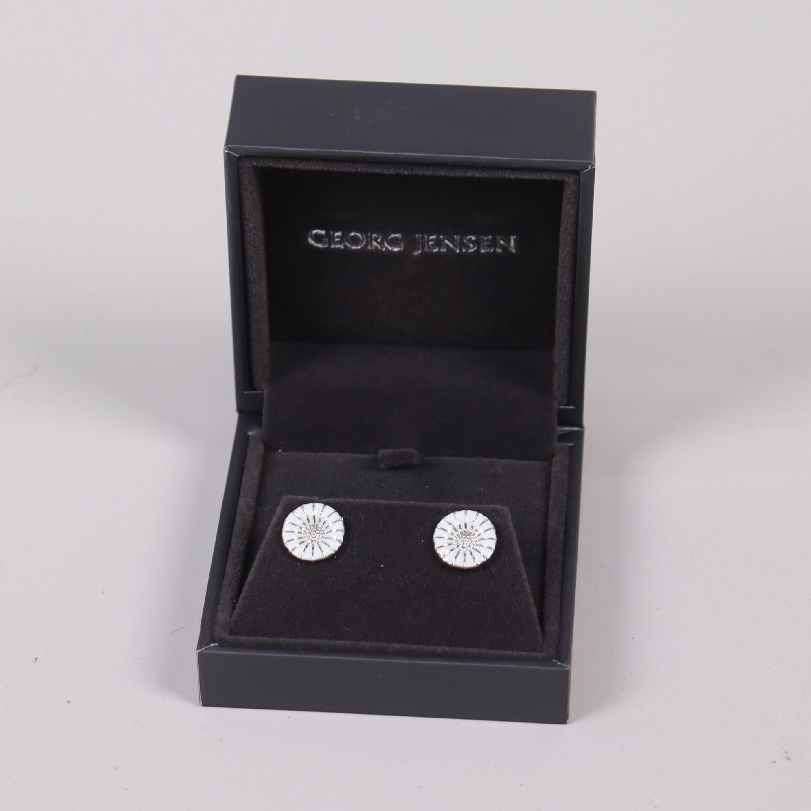 GEORG JENSEN. örhängen, "Daisy", emaljerade tusenskönor i silver, 1 par.