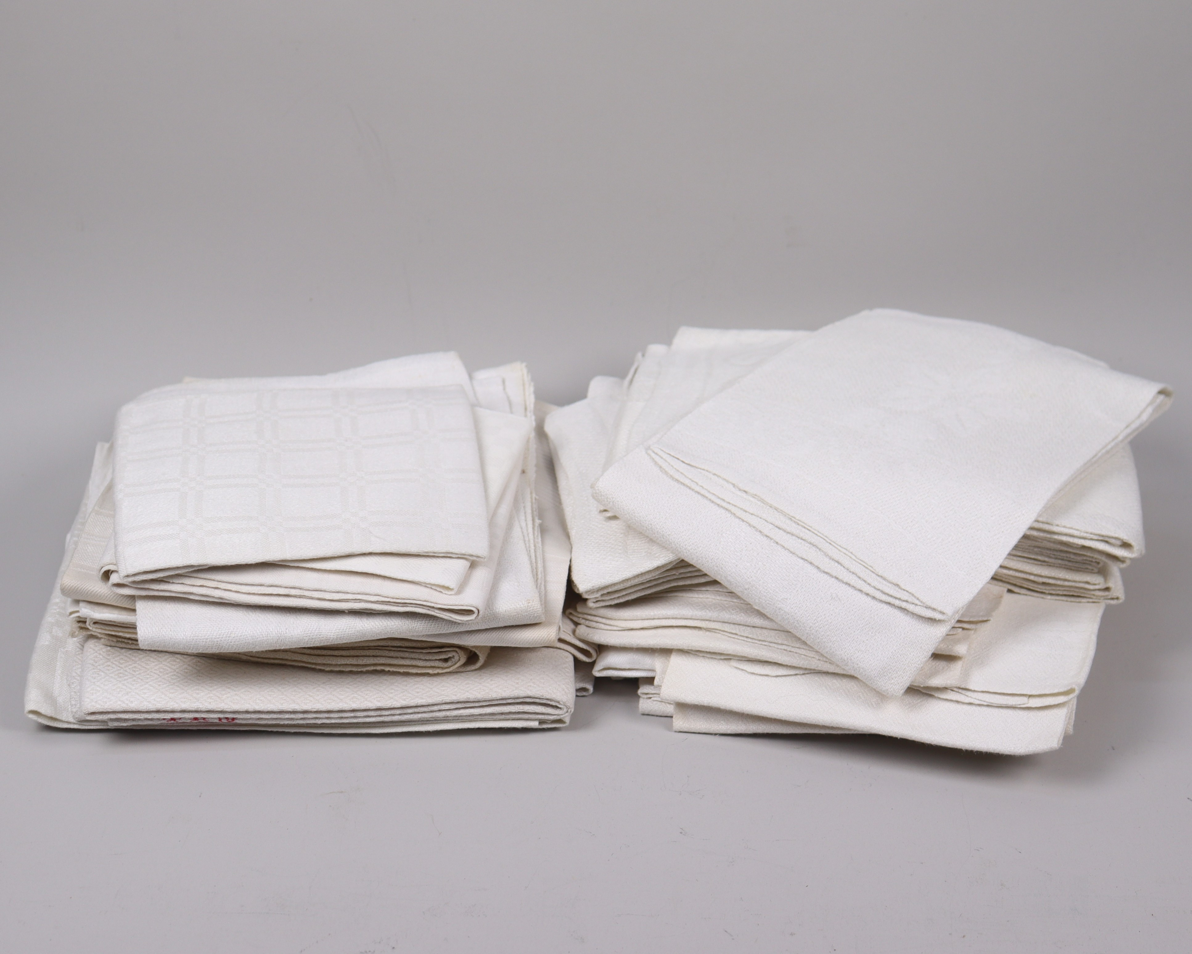 KÖKSHANDUKAR OCH SERVETTER, främst linne, 38 delar.