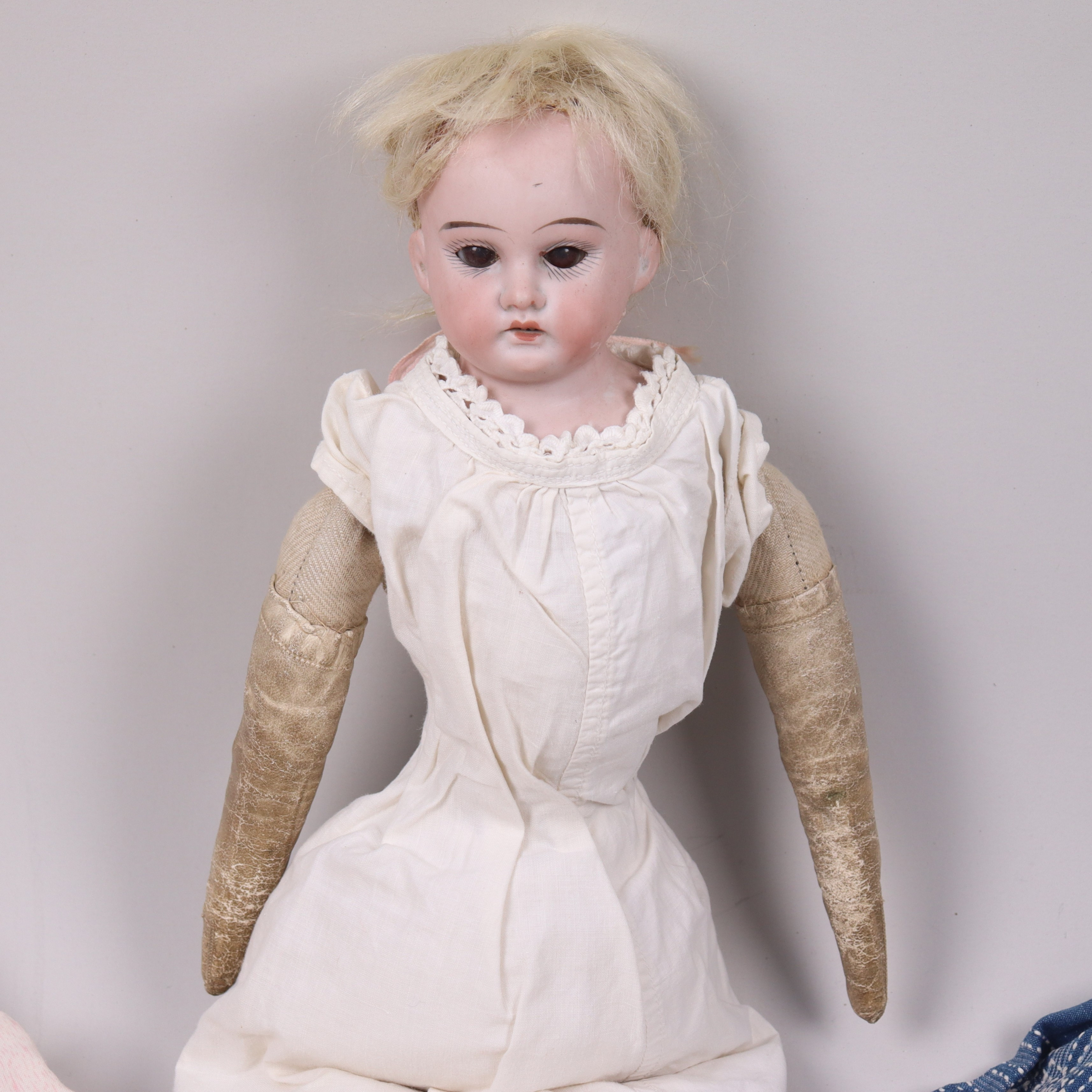 DOCKA, biskviporslin samt kläder, 1800/1900-tal.