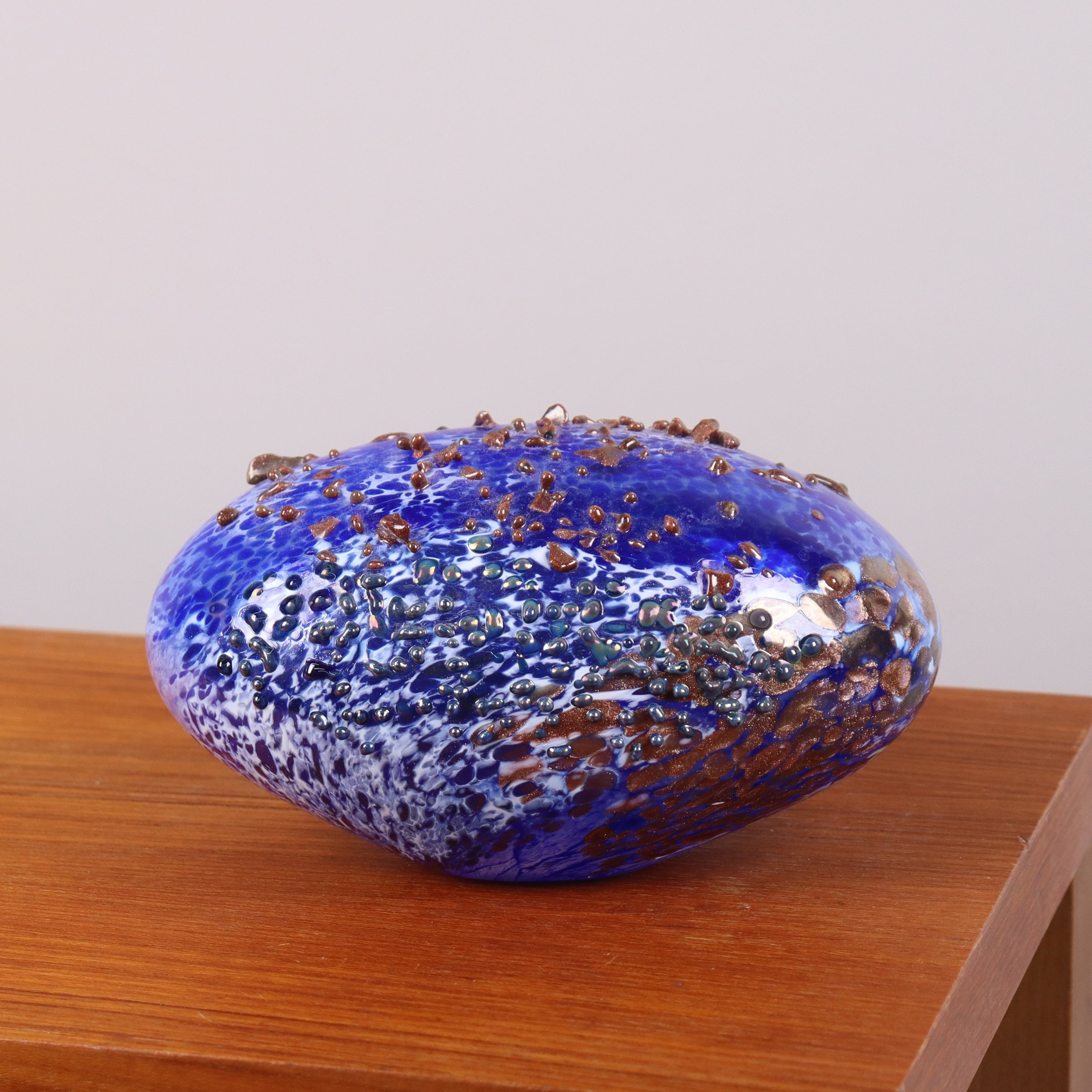 ASTRID GATE. Johansfors, glasskulptur i form av ägg i glas.