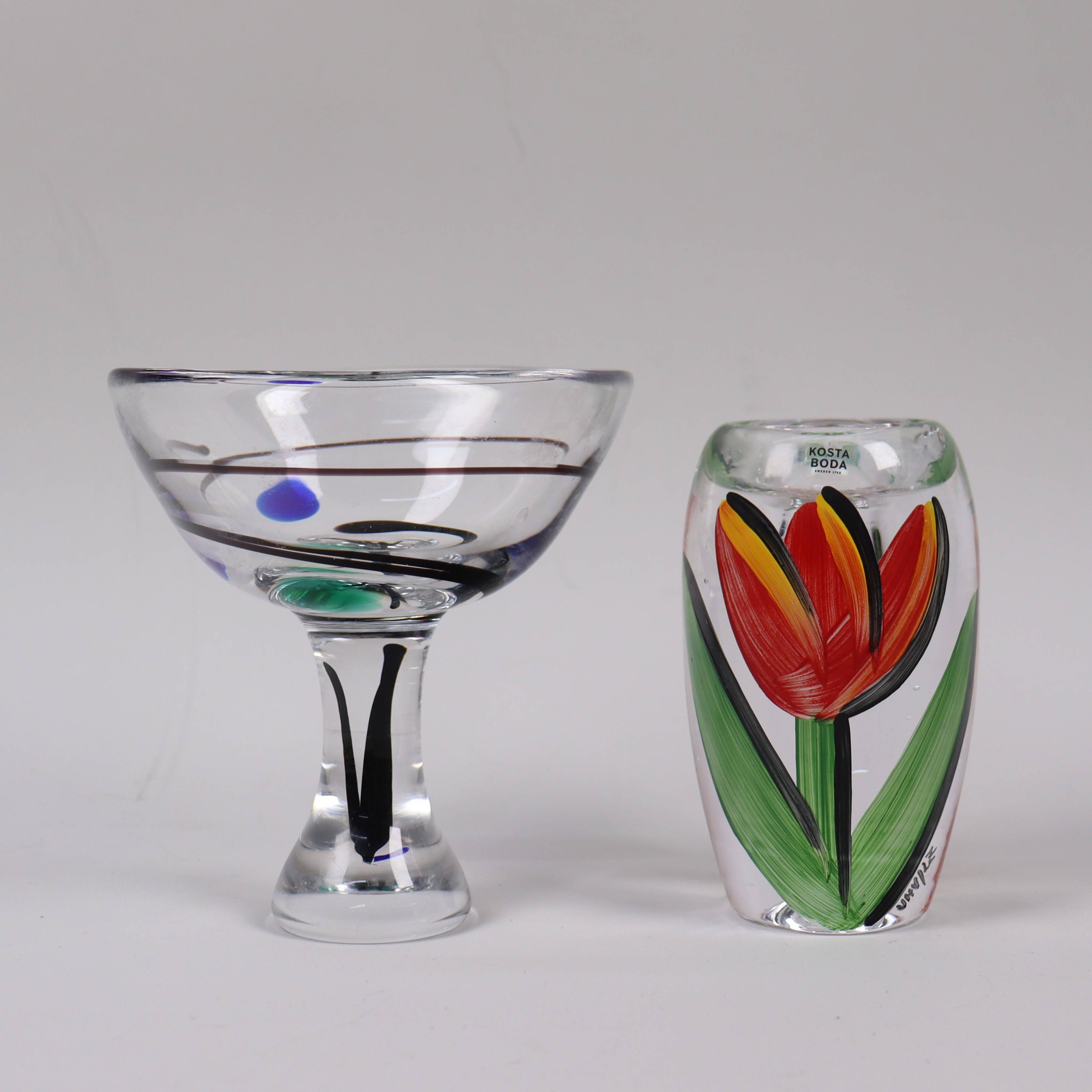 VICKE LINDSTRAND. Kosta Boda, "Abstracta", glasvas på fot samt Ulrica Hydman Vallien, "Tulipa", ljusstake i glas.