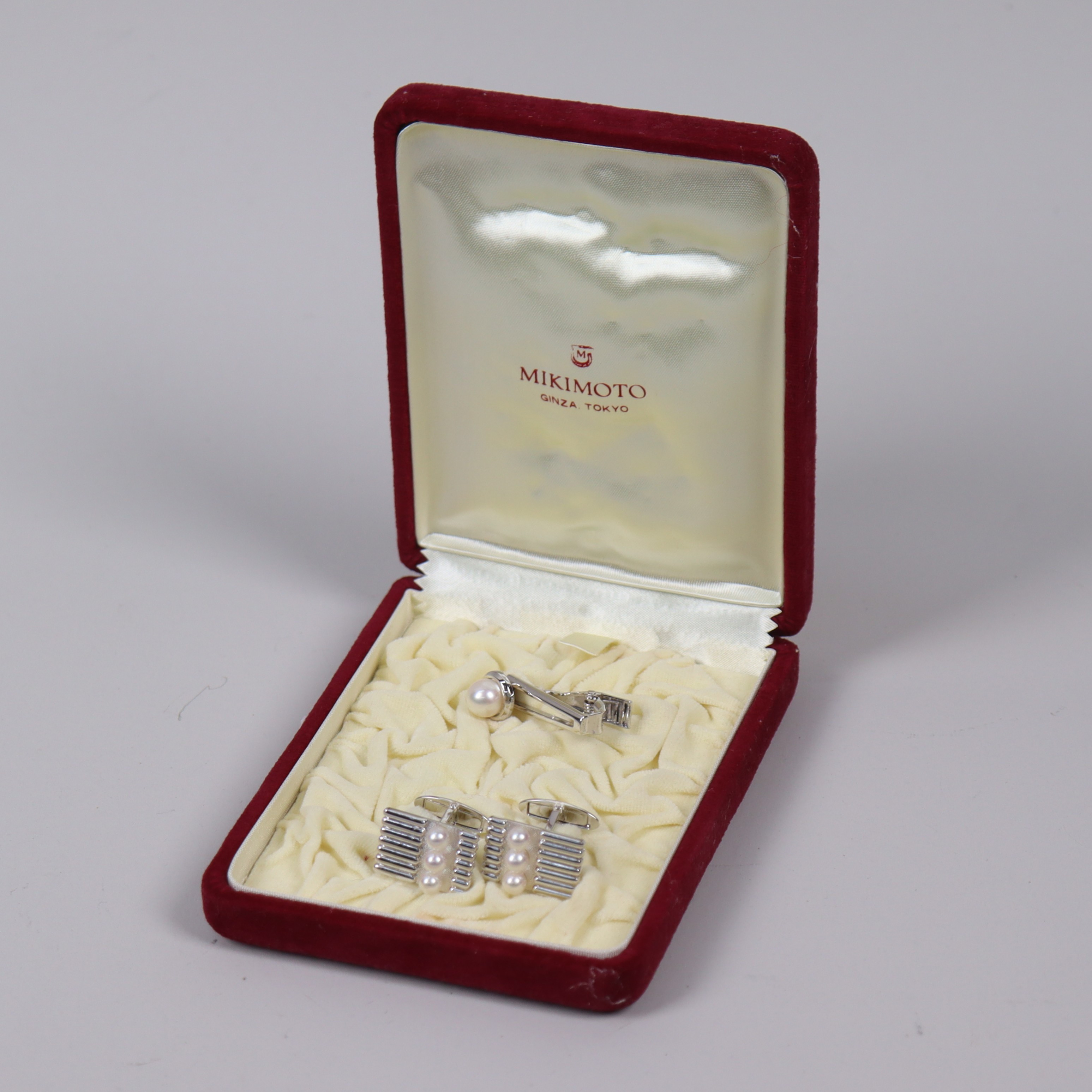 MIKIMOTO, Japan, manschettknappar och slipsnål, silver med odlade pärlor, 3 delar.