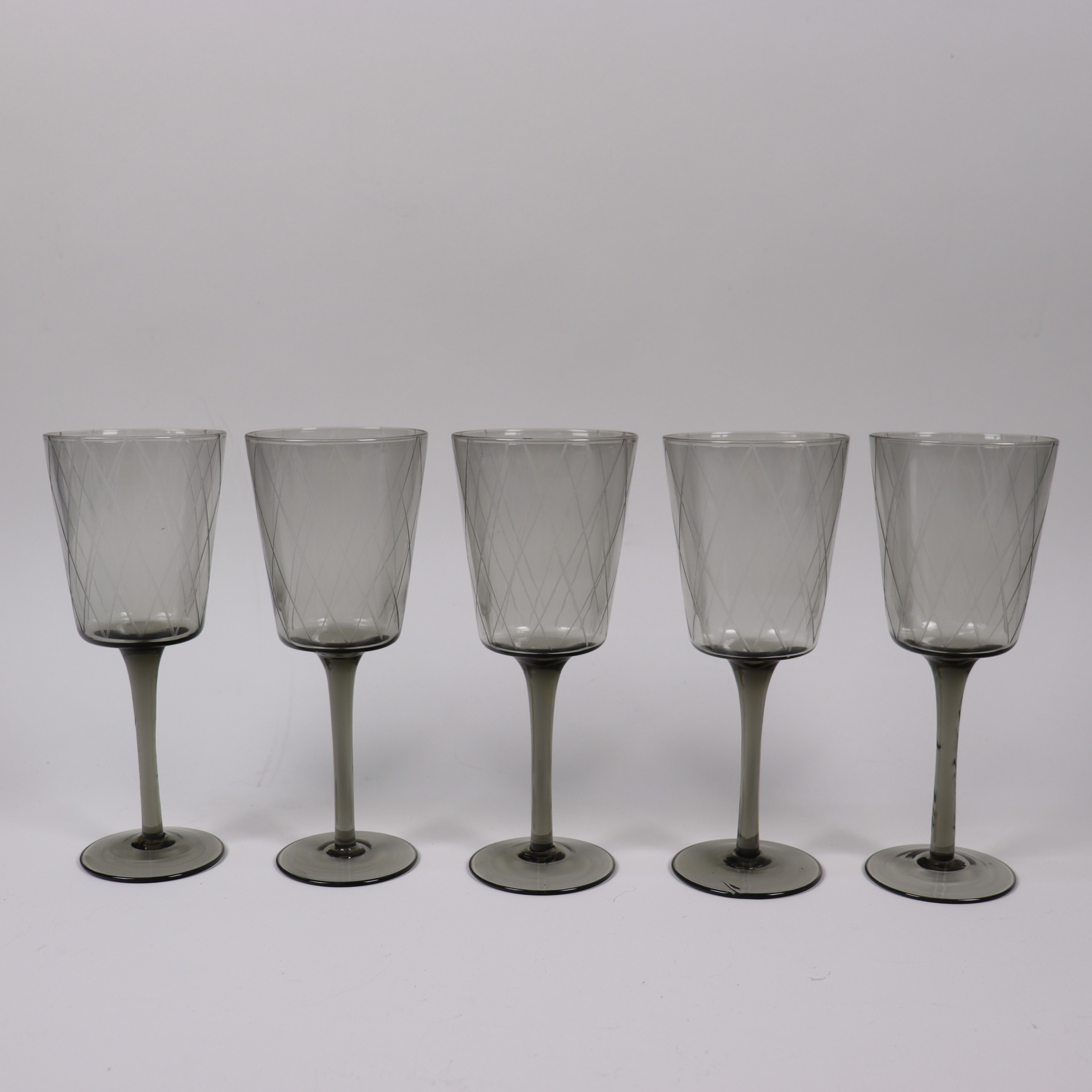 VINGLAS, rökfärgat glas med etsat möster, 5 st.