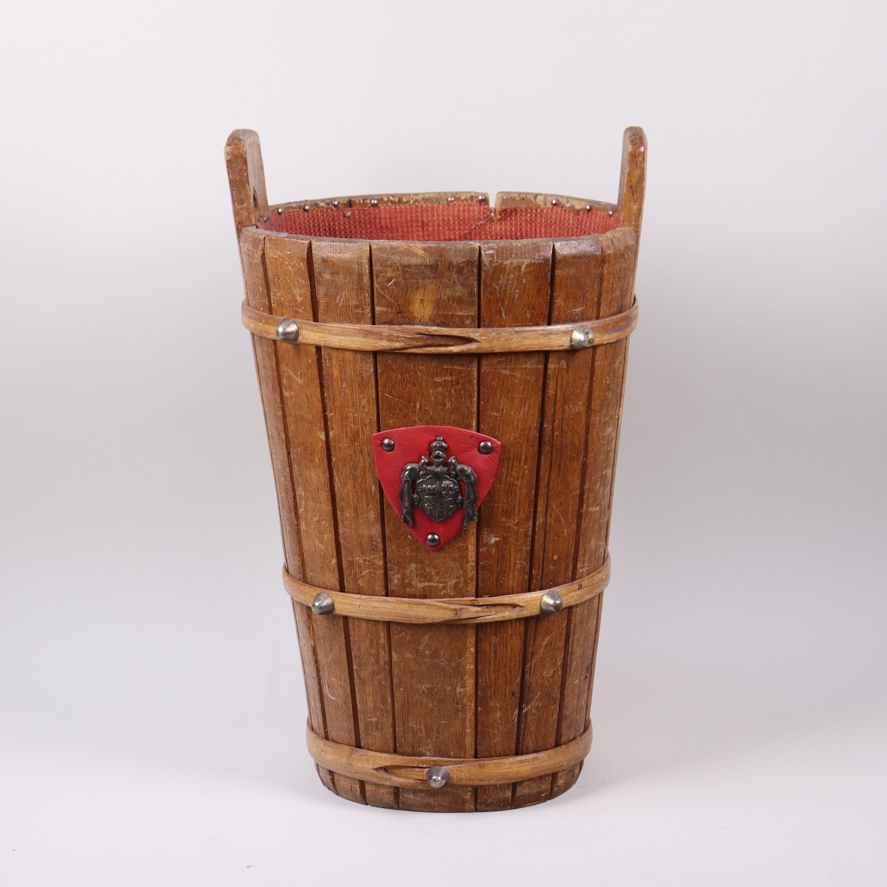 PARAPLYSTÄLL, trä med dekorativt adelsvapen.