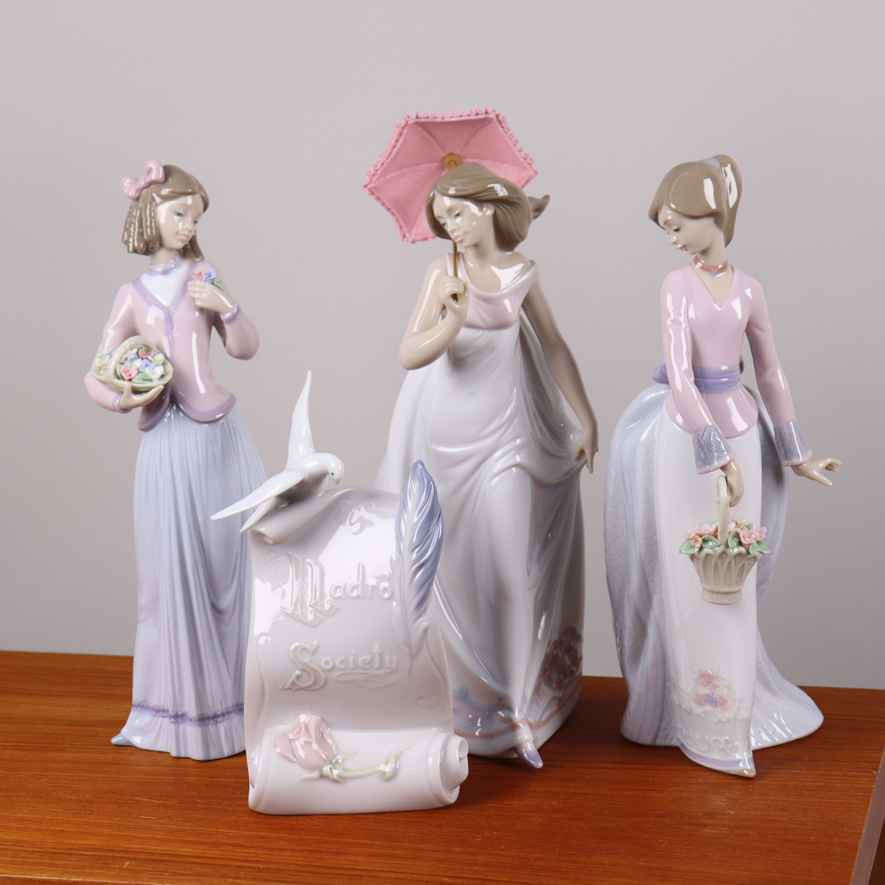 JOSÉ PUCHE. Lladro, Collectors Society Club, "Afternoon Promenade, "Innocence in Bloom" och Basket of Love" samt Lladro Society skylt i porslin.