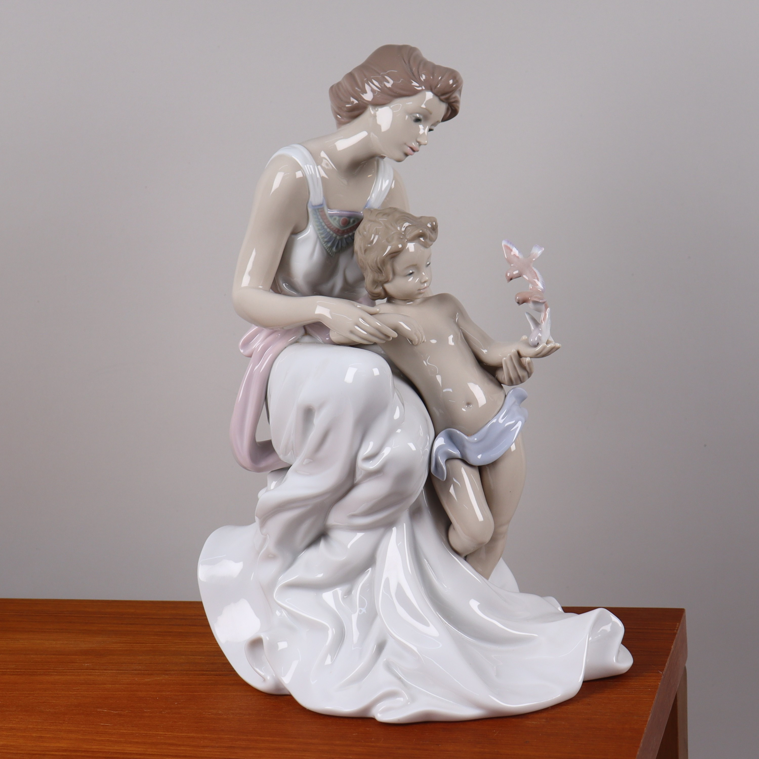 JOAN CODERCH. "Where Love Begins", Lladro, Spanien, mor med barn och fåglar.