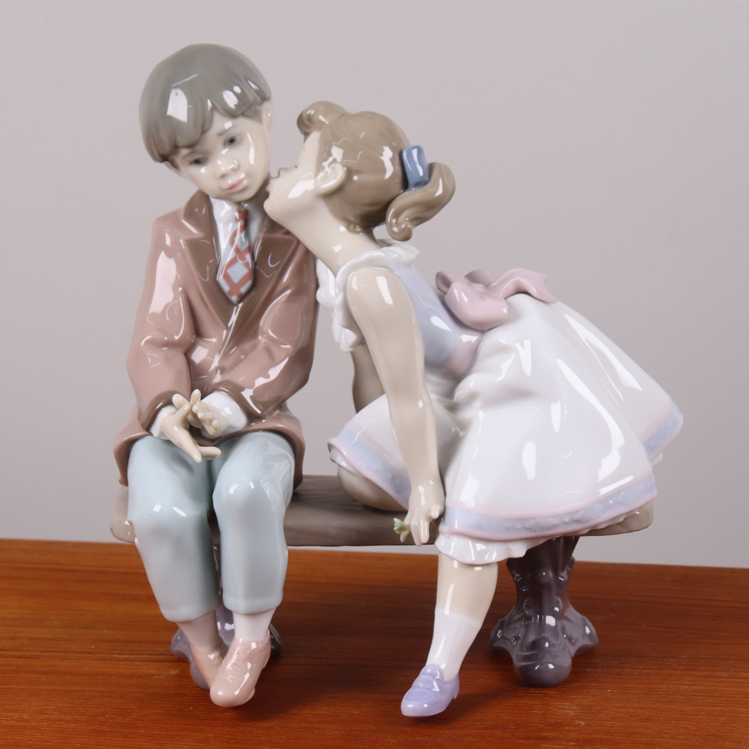 FRANCISCO POLOPE. "Ten and Growing", Lladro, Spanien, barn på bänk.