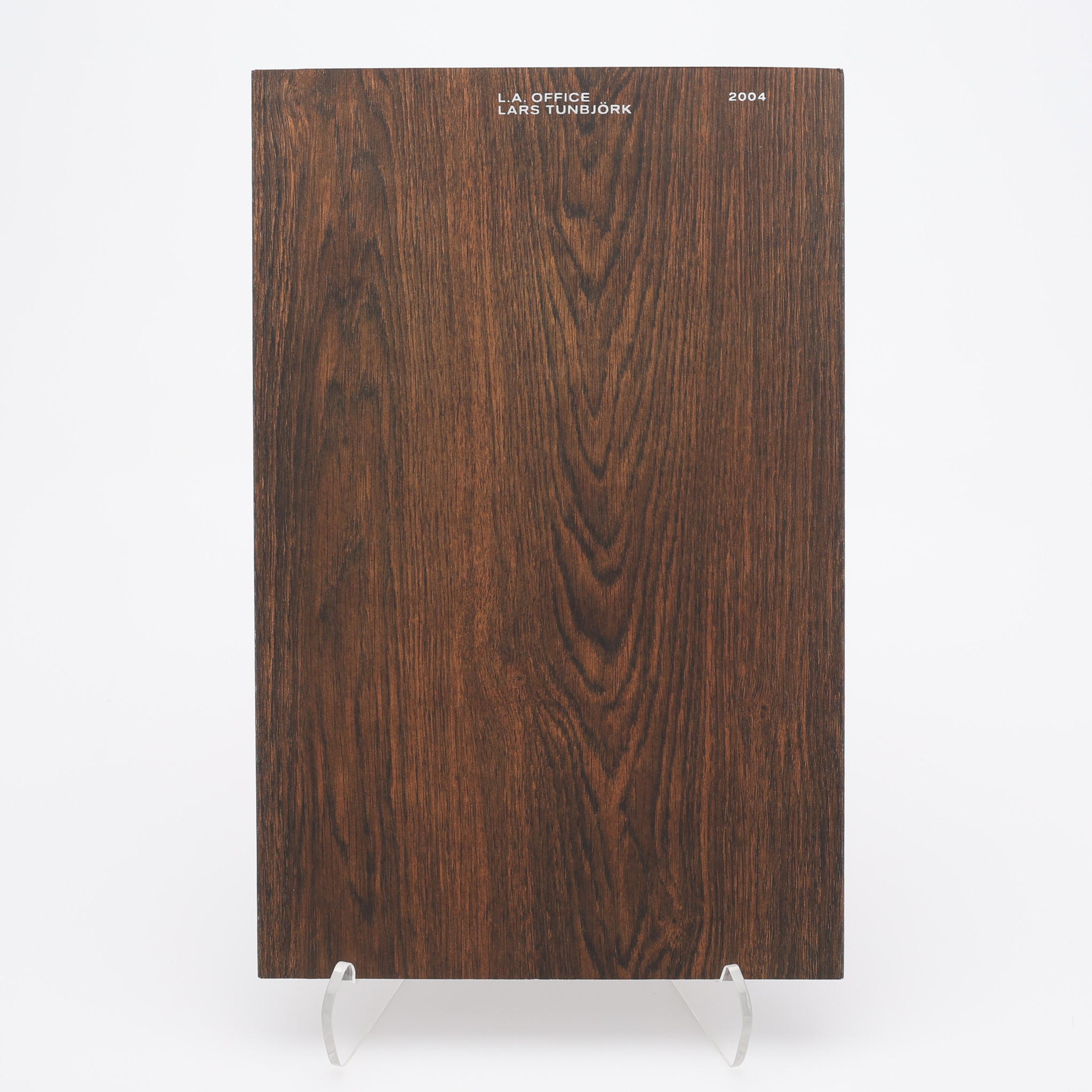 FOTO. LARS TUNBJÖRKS POSTUMA L. A. OFFICE 2020 MED BILDER FRÅN ETT ÖVERGIVET KONTORSKOMPLEX I LOS ANGELES.