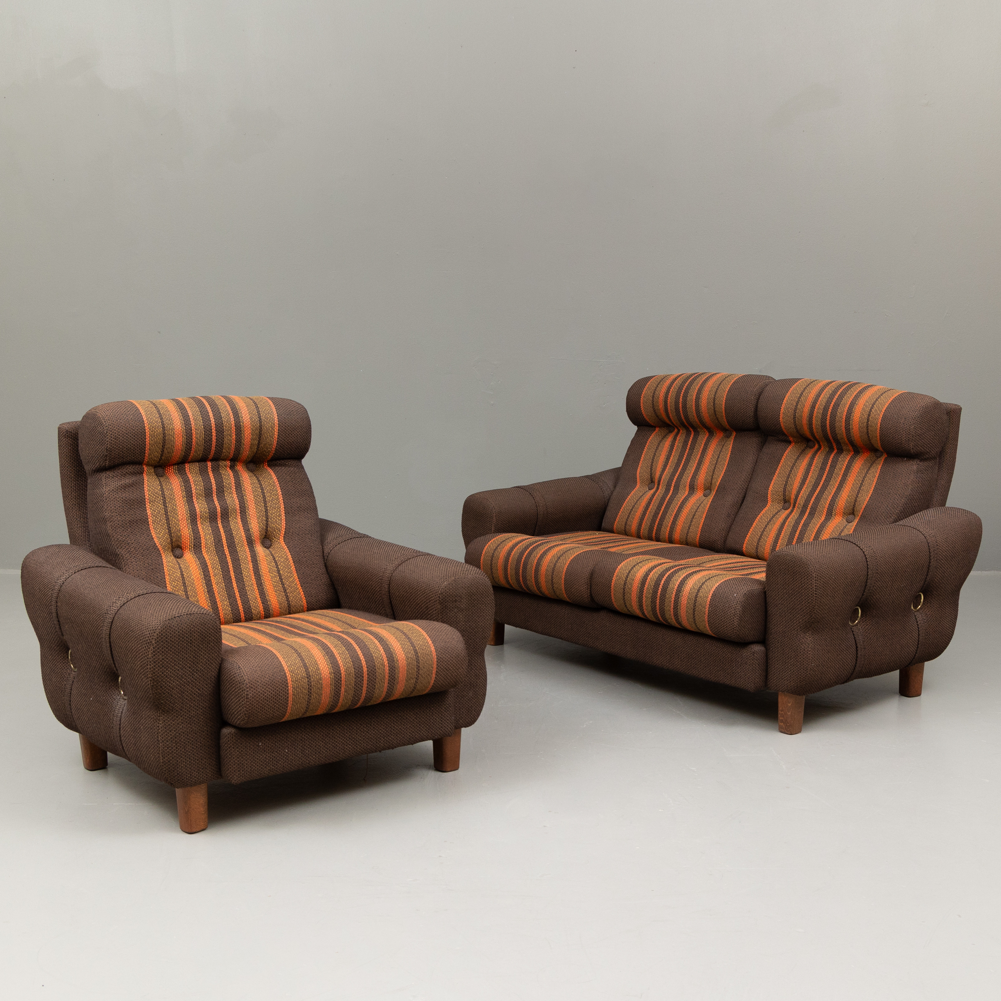 SOFFA OCH FÅTÖLJ, 2 delar, randig klädsel, 1970-tal.