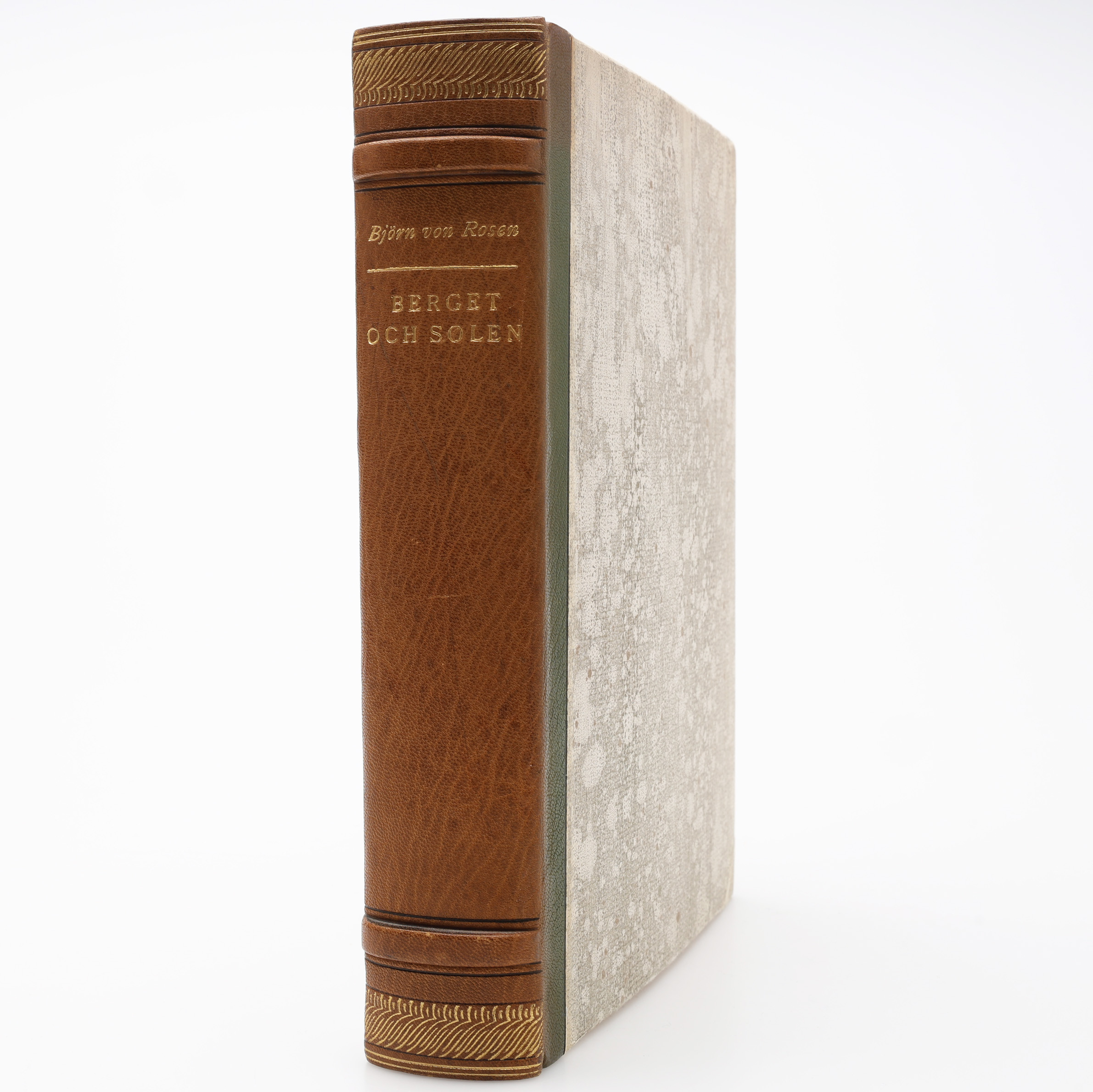 BIBLIOFILI. GREVEN OCH KONSTNÄREN BJÖRN VON ROSENS BERGET OCH SOLEN MED EN SIGNERAD ORIGINALLITOGRAFI SOM FRONTESPIS. NR. 86 AV 200 EXEM PLAR.