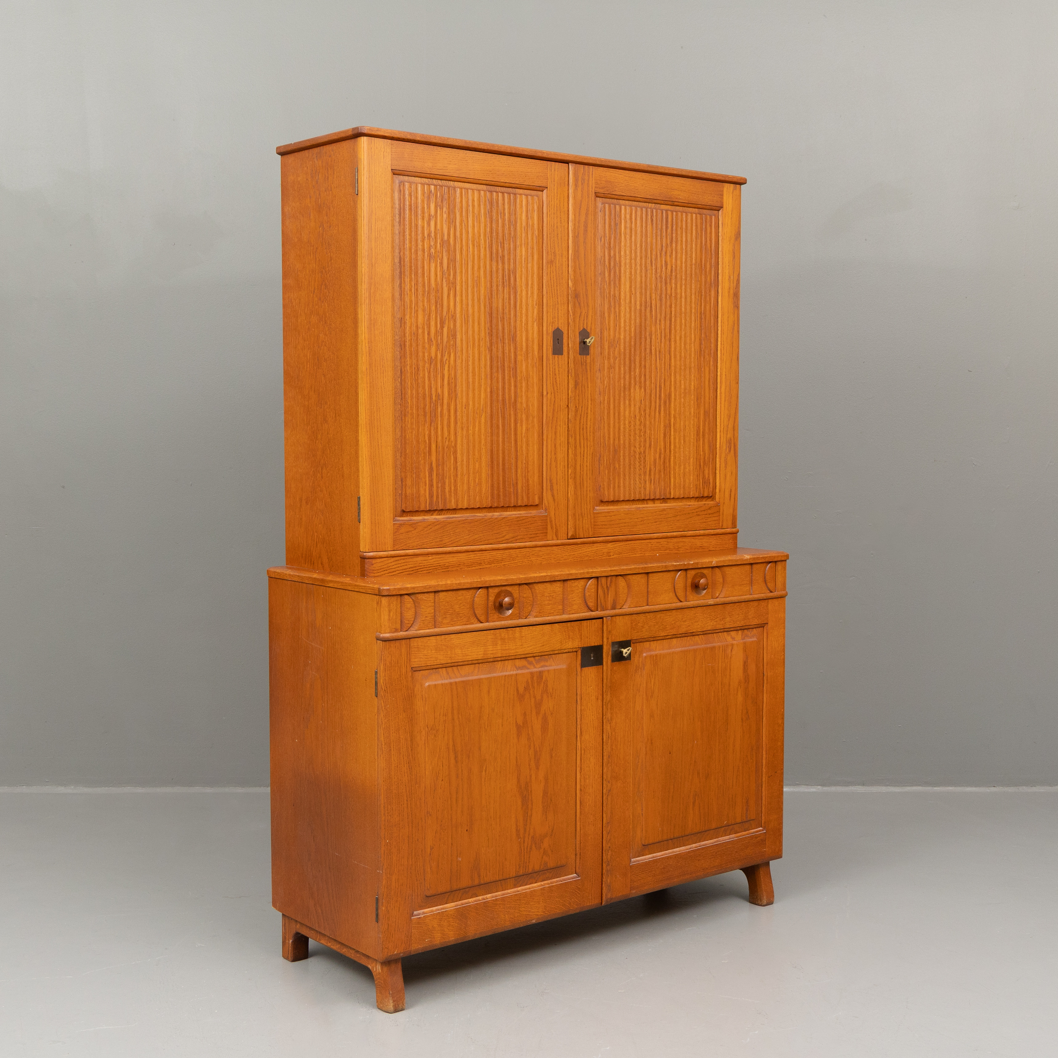 CARL MALMSTEN. Skåp, Calmare Nyckel, Ek med beslag i mässing, Åfors Möbler.