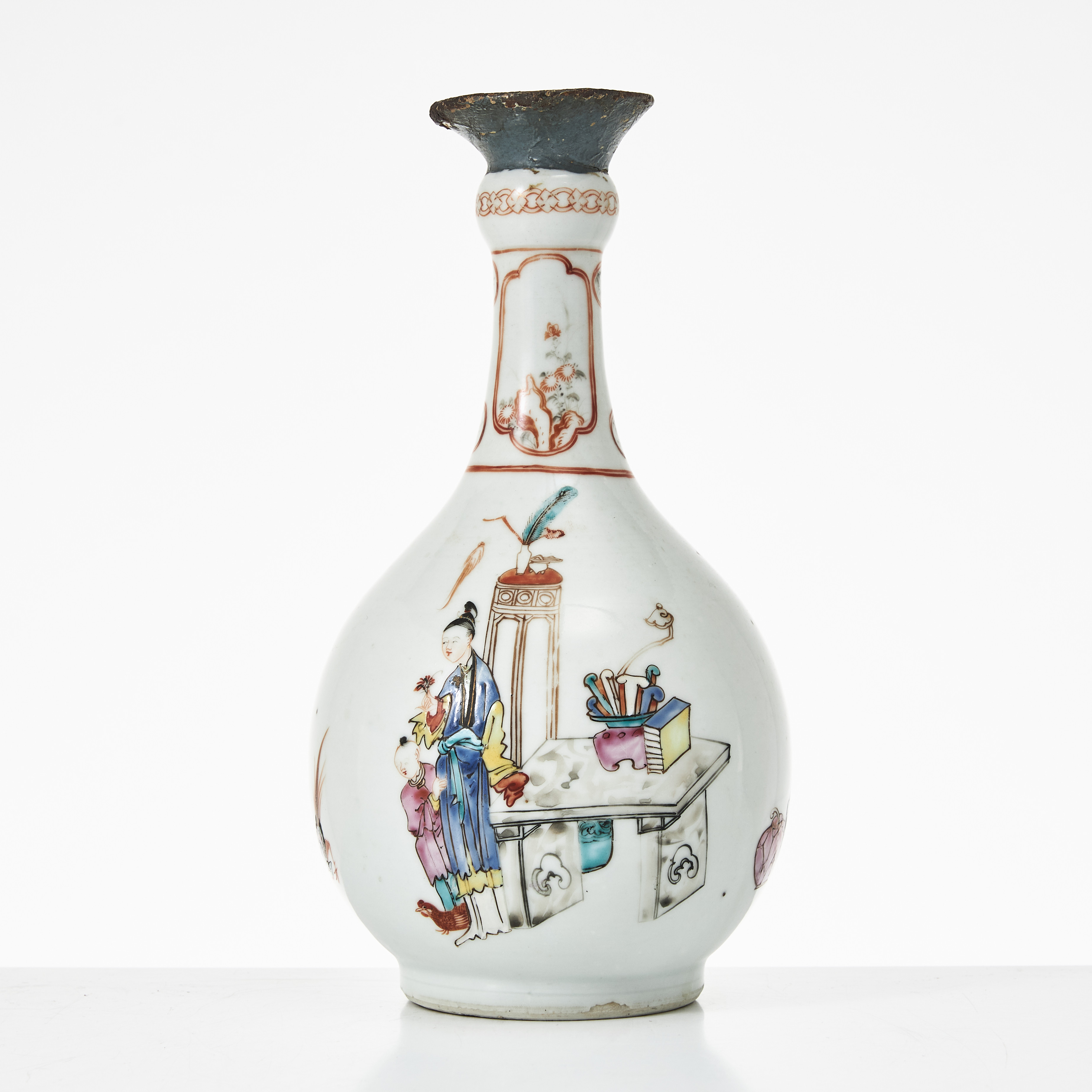 FLASKA, porslin, Kina, Qianlong (1736-1795), famille rose, dekor av figurscen i emaljfärger, järnoxid sepia samt guld.