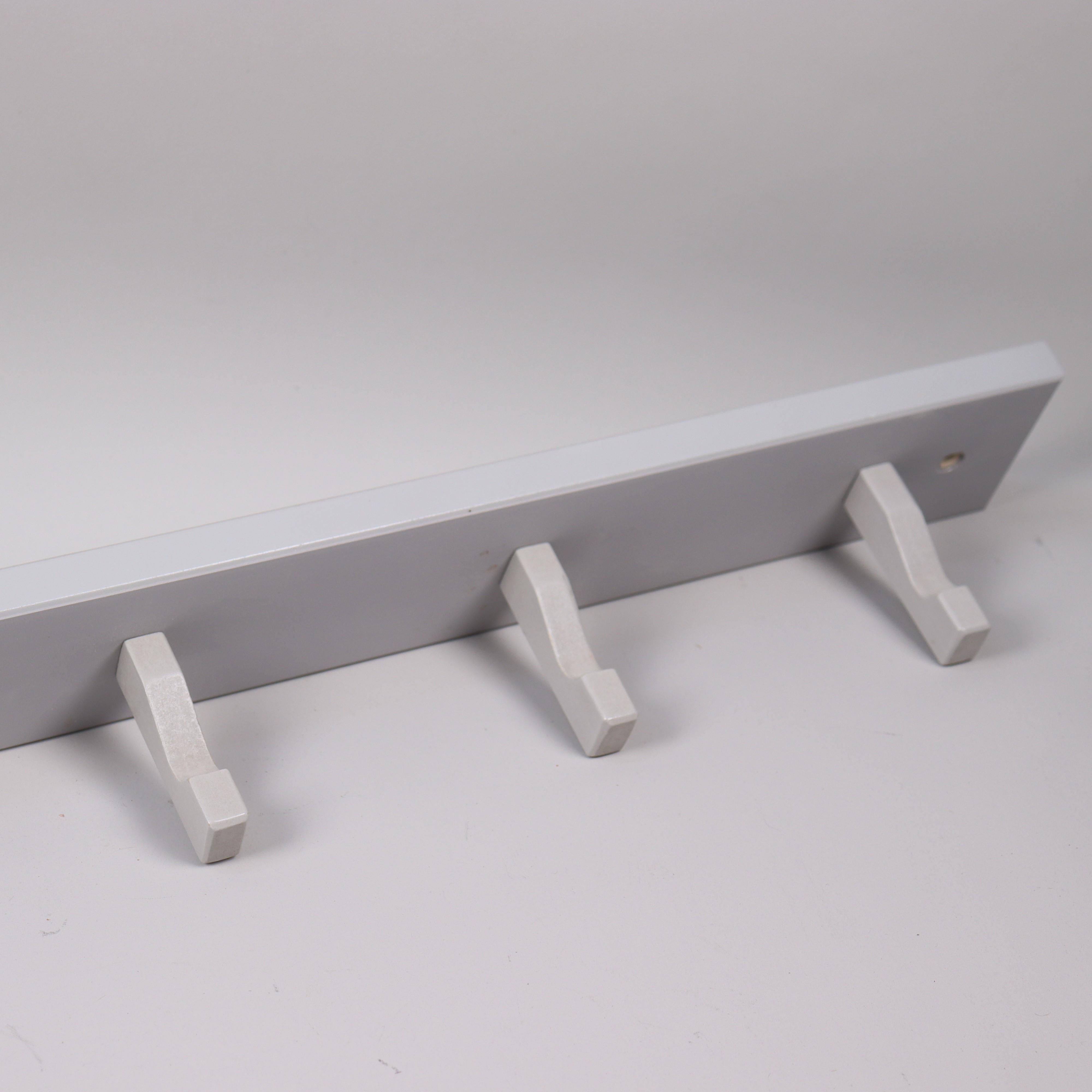 NIKE KARLSSON. Ikea, "Kubbis", klädhängare, bemålat lövträd, 6 st.