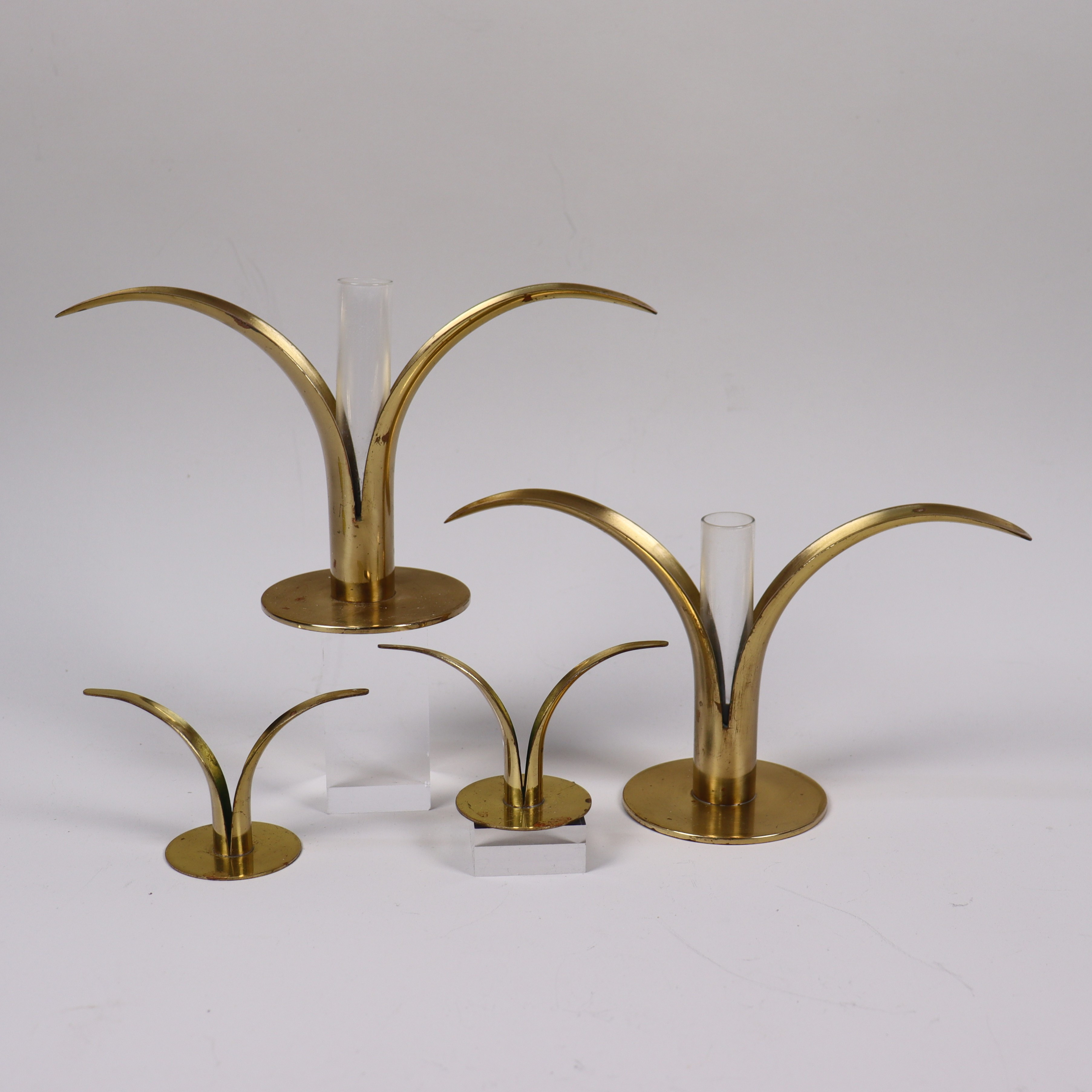 IVAR ÅLENIUS BJÖRK, Ystad Metall, "Liljan", ljusstakar i mässing med glassinsats samt ett par mindre utan glasinsats.