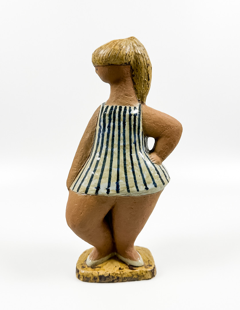 LISA LARSON. FIGURIN, "Dora", ur serien ABC-flickor, stengods, signerad, Gustavsberg.
