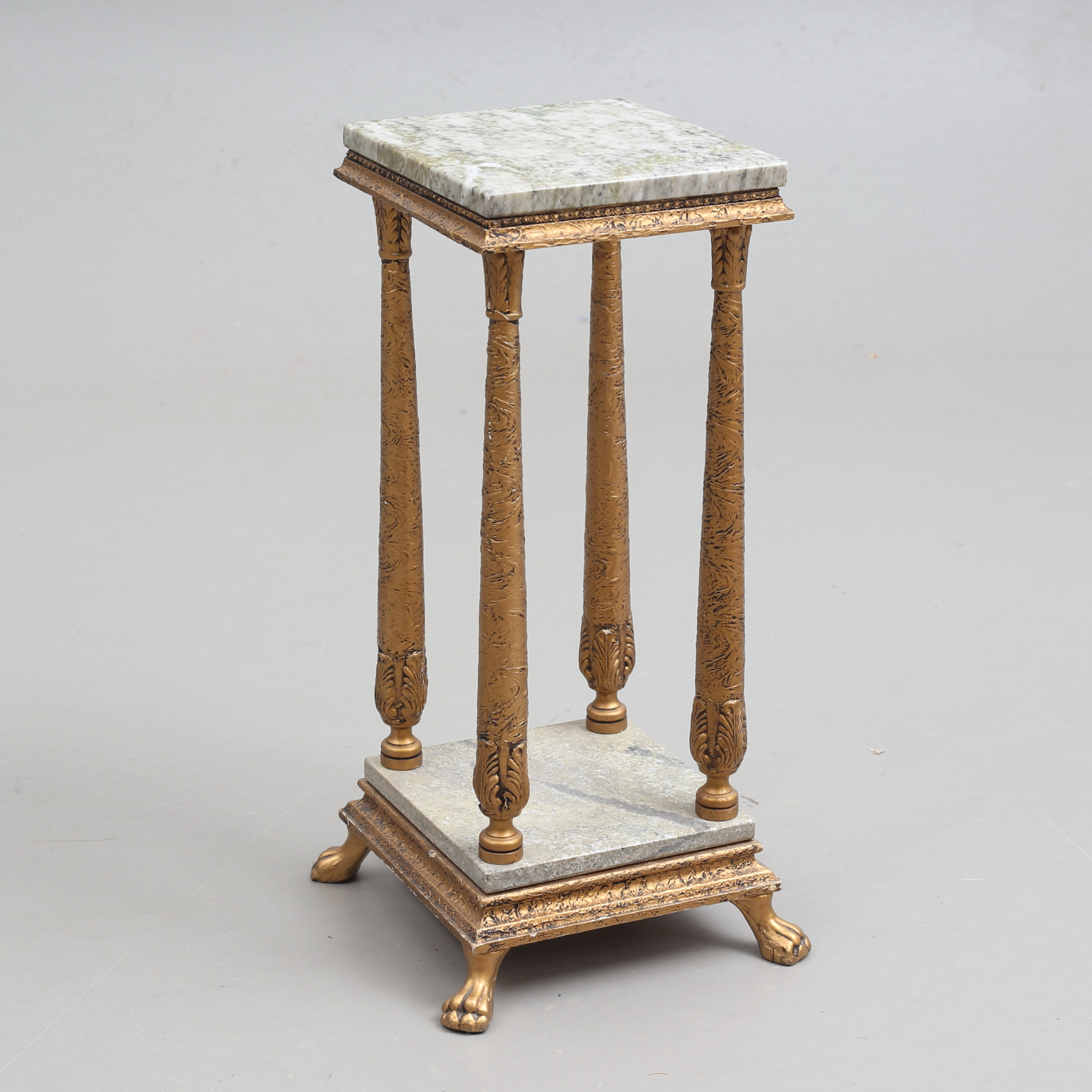 PIEDESTAL, förgylld med stenskivor.