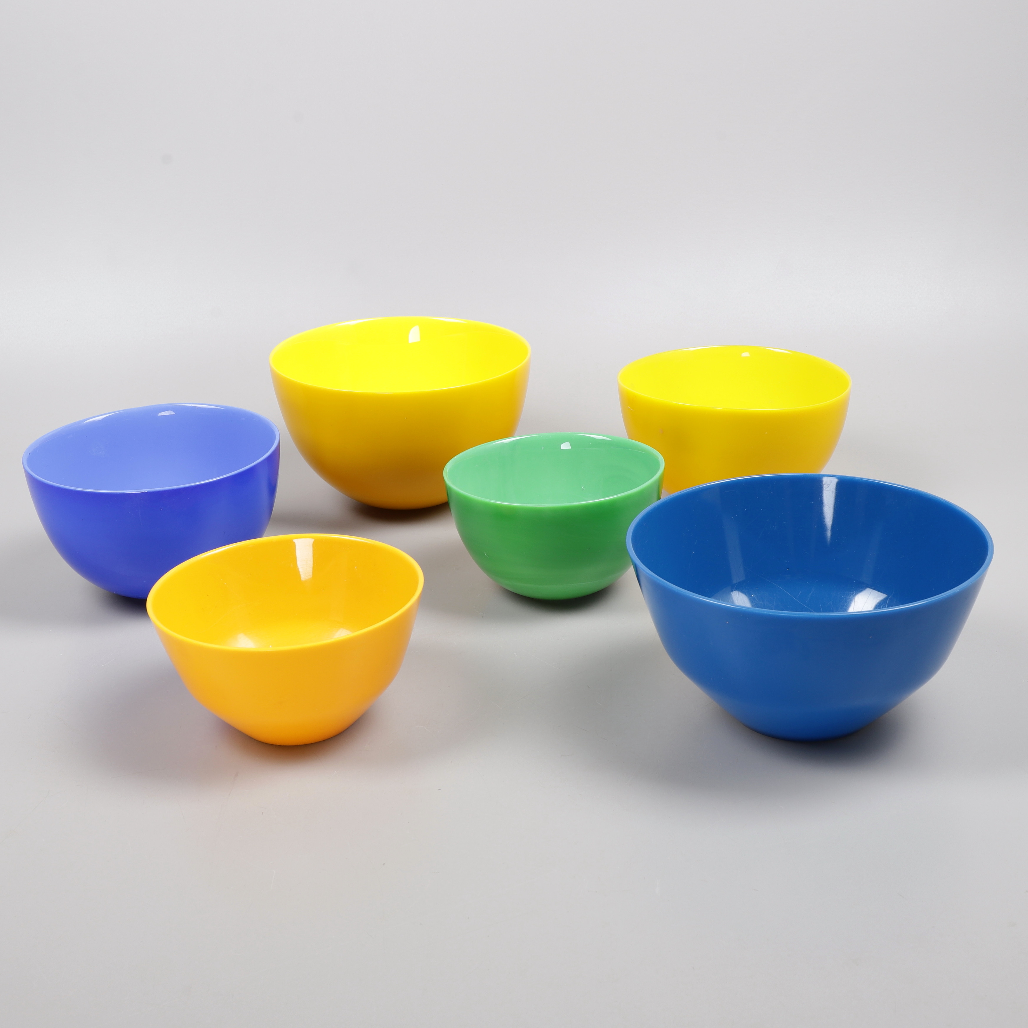 SVEN PALMQVIST. "Colora", skålar, 4 st, glas, Orrefors samt skålar, 2 st, plast, Husqvarna.