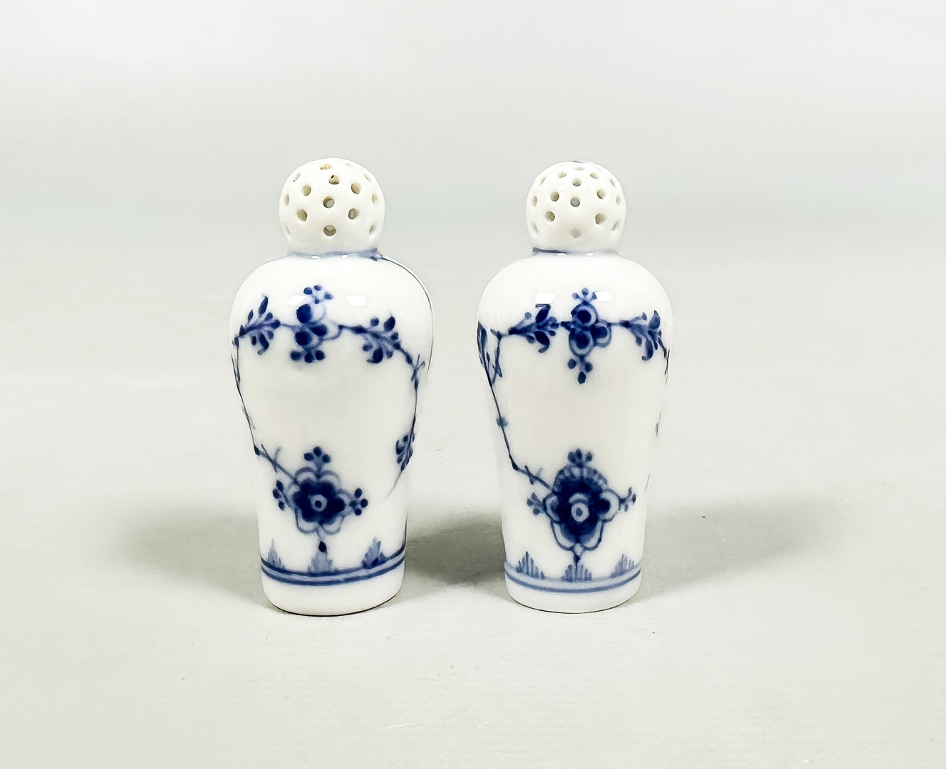 MUSSELMALET, salt & pepparströare, Royal Copenhagen, Danmark.