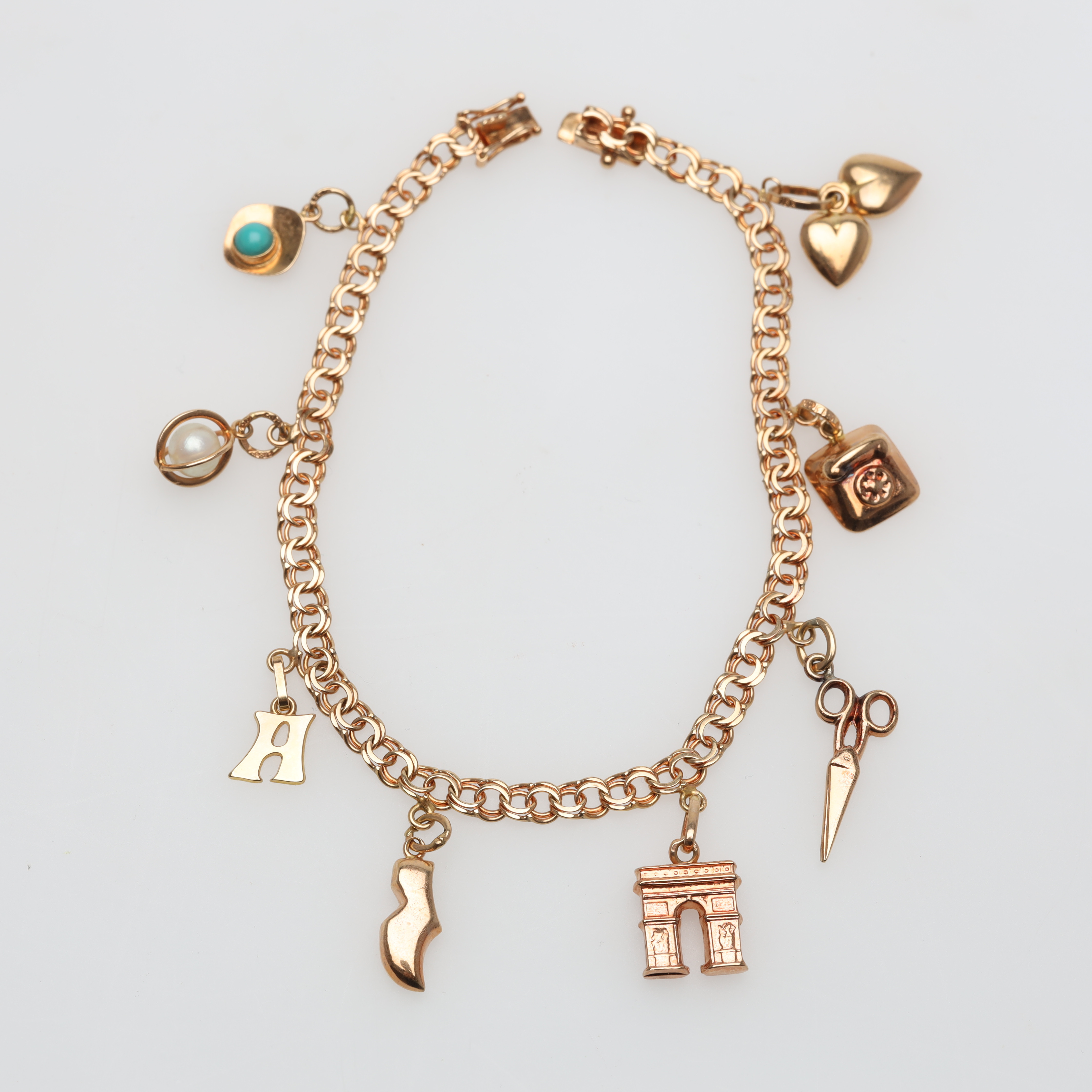 ARMBAND Bismarck med berlocker 18K guld bruttovikt ca 9,8 gram.