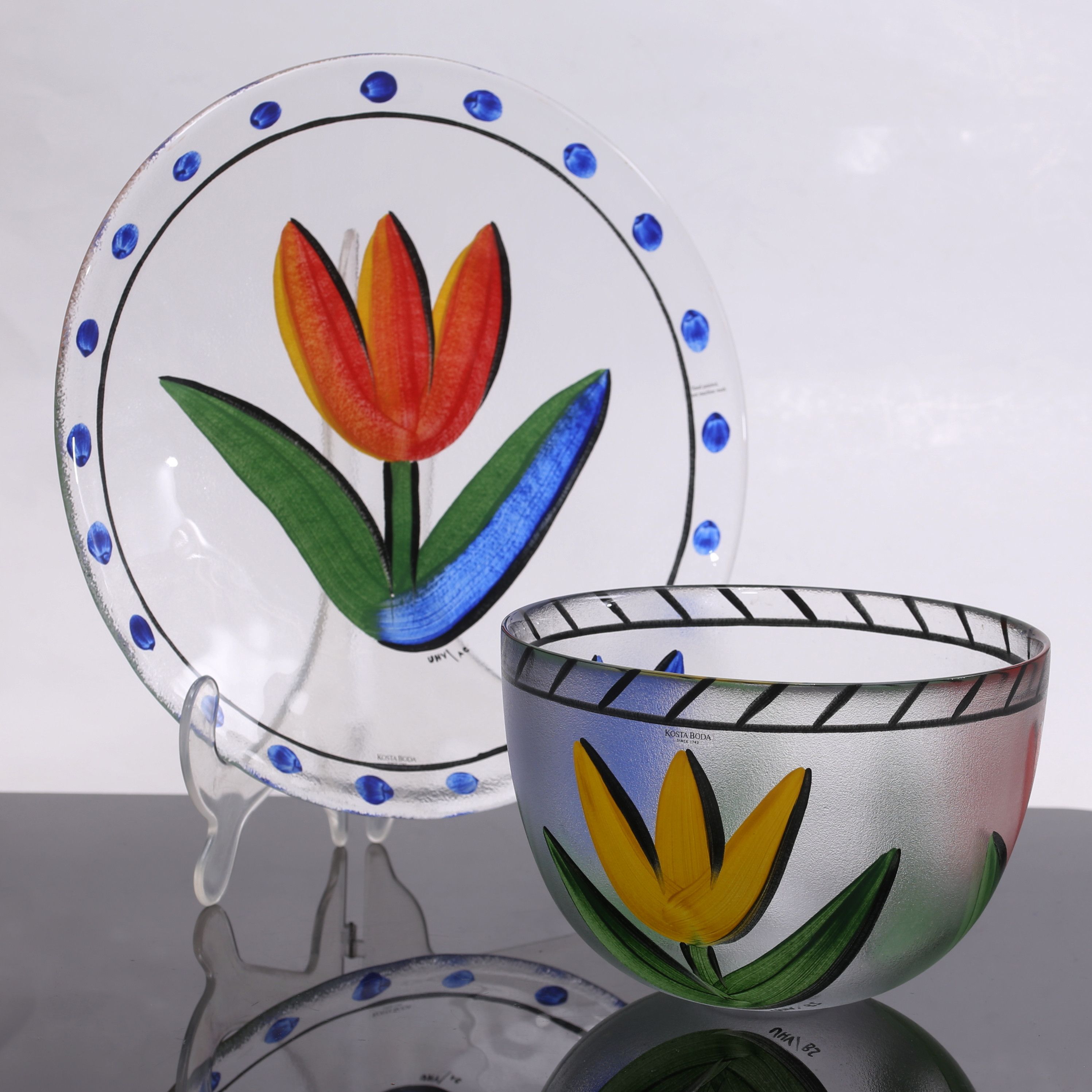 ULRICA HYDMAN-VALLIEN. "Tulipa", skål samt fat, glas, Kosta Boda.