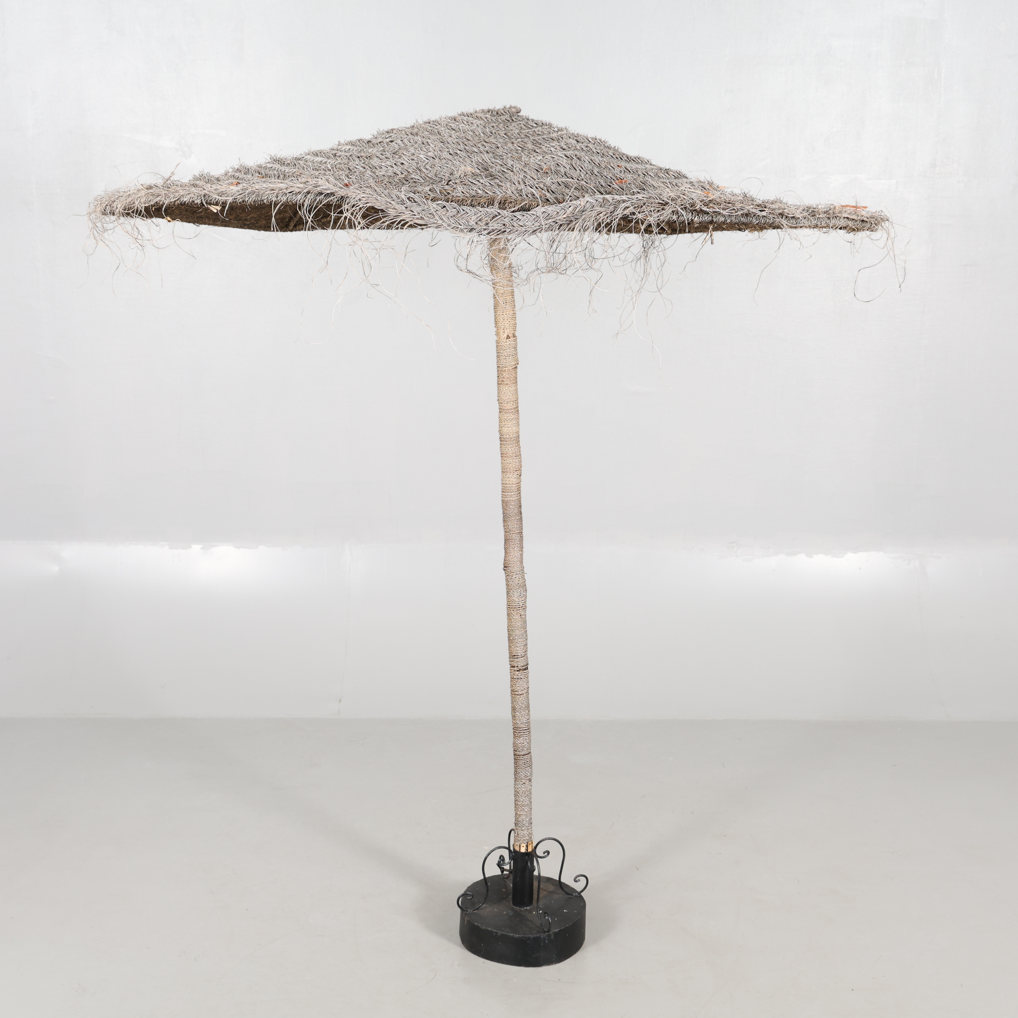 BAMBUPARASOLL med gjutjärnsfot.