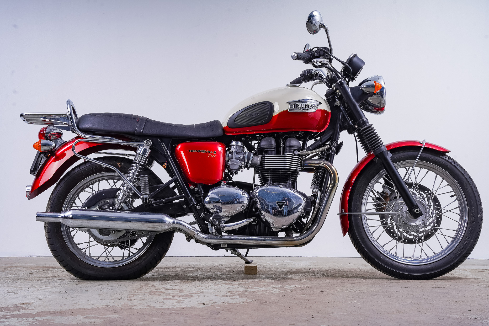 TRIUMPH, modell Bonneville T100, 2011, England.