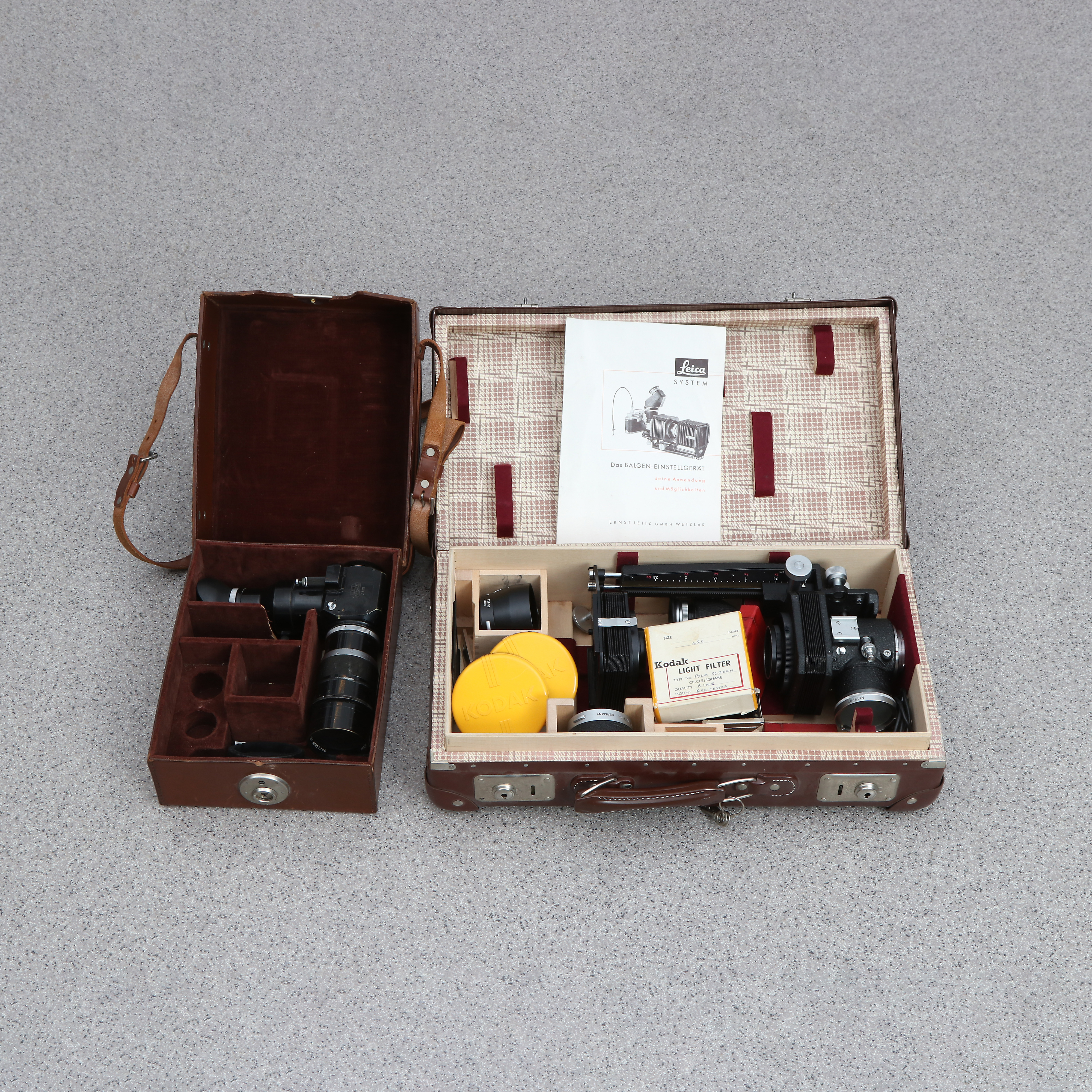 TILLBEHÖR TILL LEICAKAMEROR, I TVÅ VÄSKOR. 1900-tal.