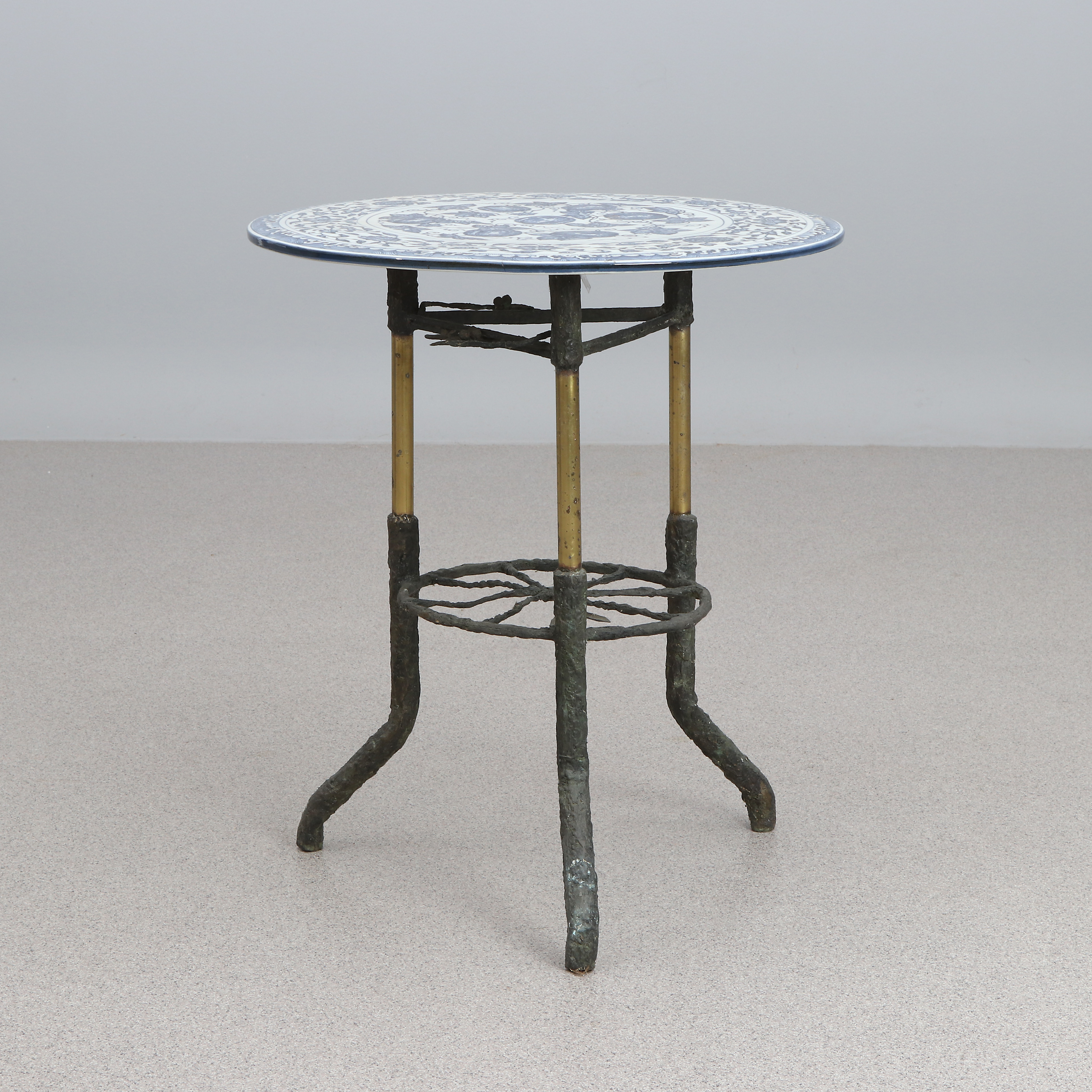 TRÄDGÅRDSBORD. Brons och mässing med keramikskiva. Samtida tillverkning.