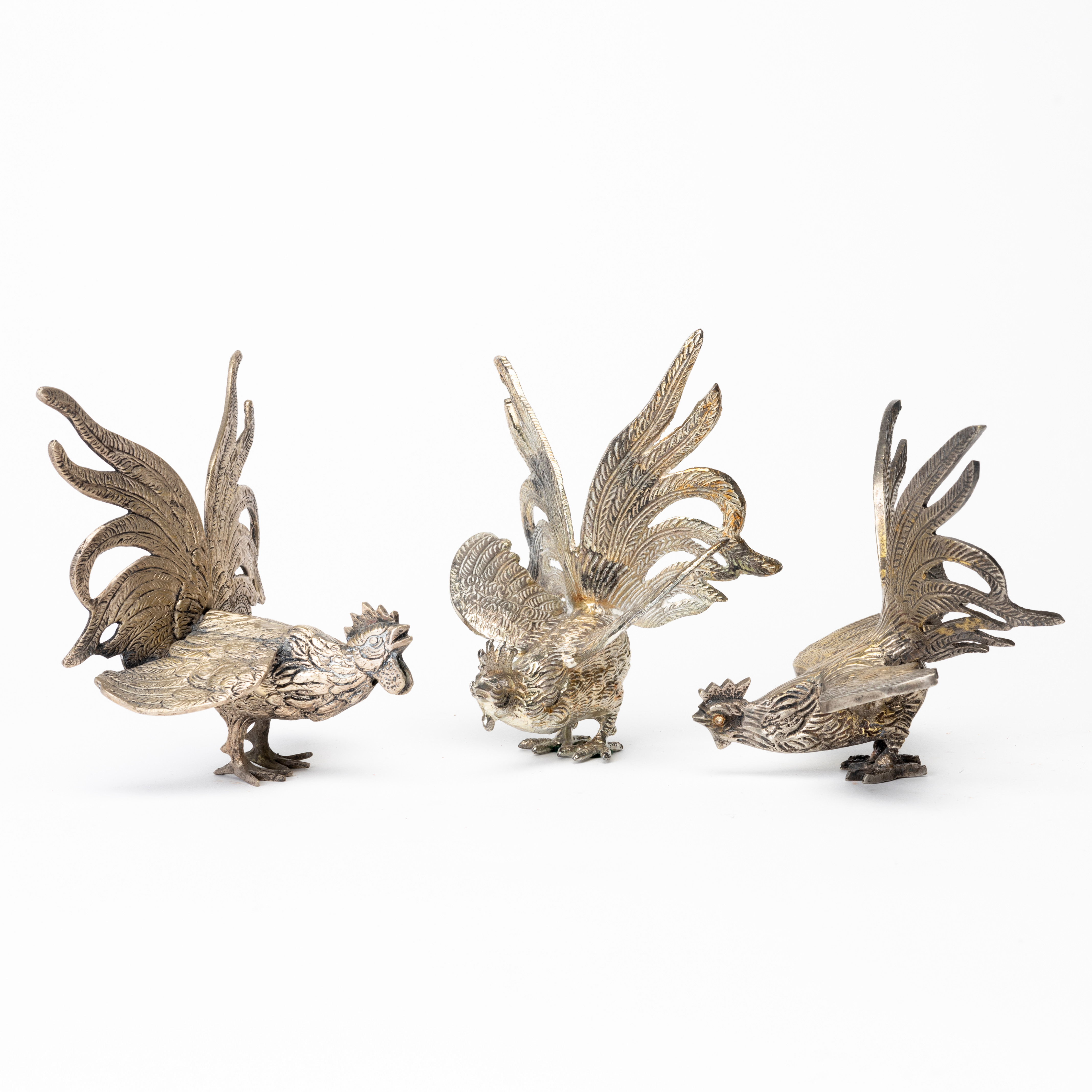 BORDSDEKORATIONER, 3 st, ljus metall i form av tuppar, 1900-talets slut.