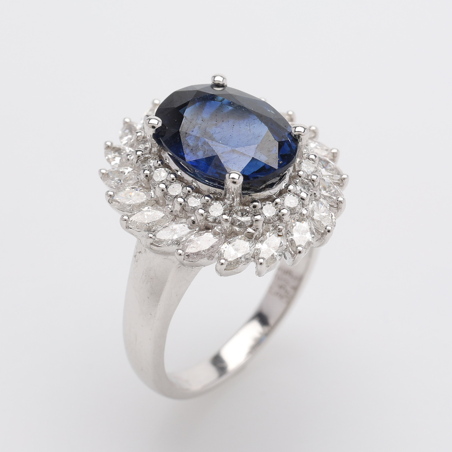 SAFIRRING MED BRILJANTER OCH NAVETTER, 18K VITGULD.