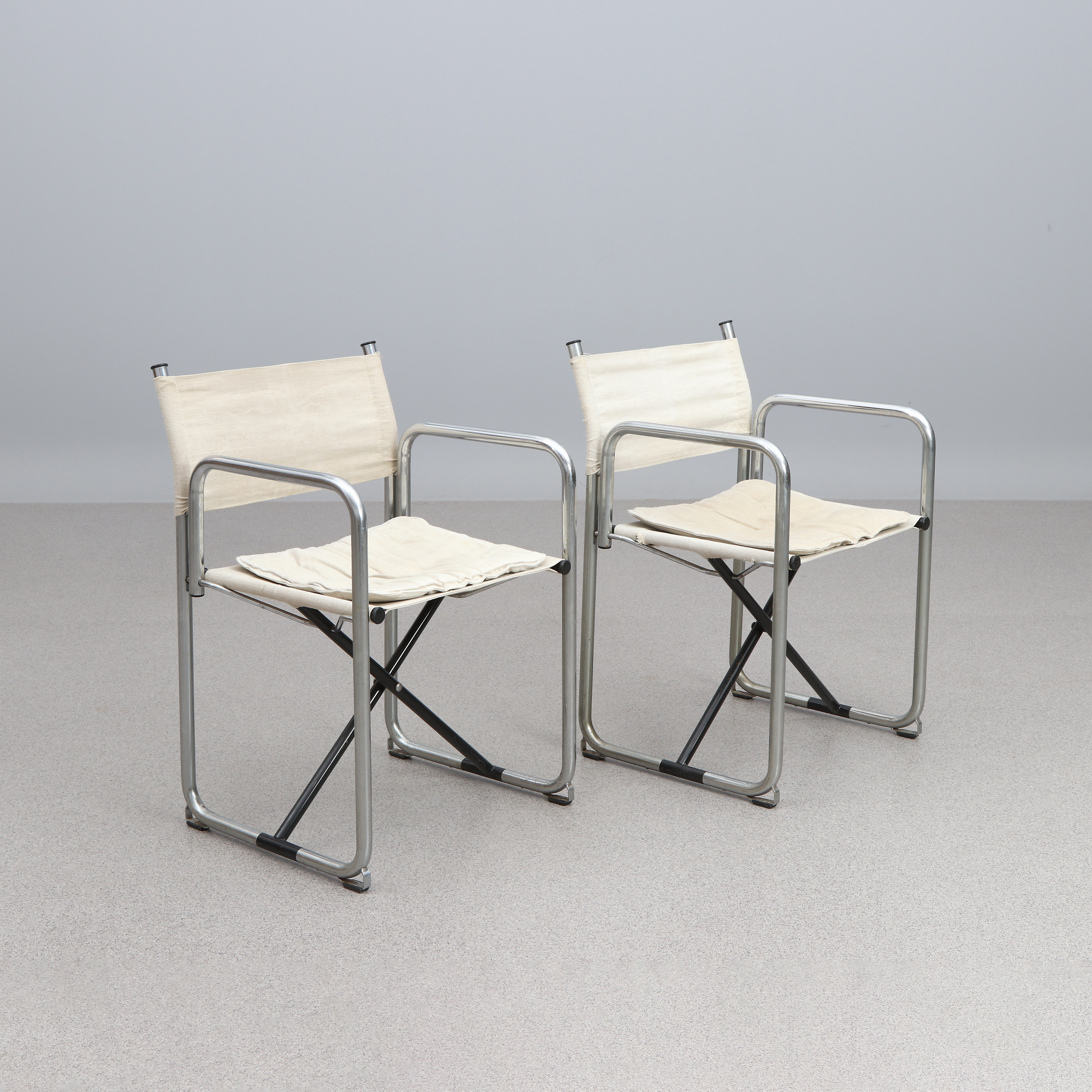 BÖRGE LINDAU & BO LINDEKRANTZ. REGISSÖRSSTOLAR, TVÅ ST. Förkromade stålrör med sits och rygg i canvas. "X75-2", Lammhults, 1900-talets andra hälft.