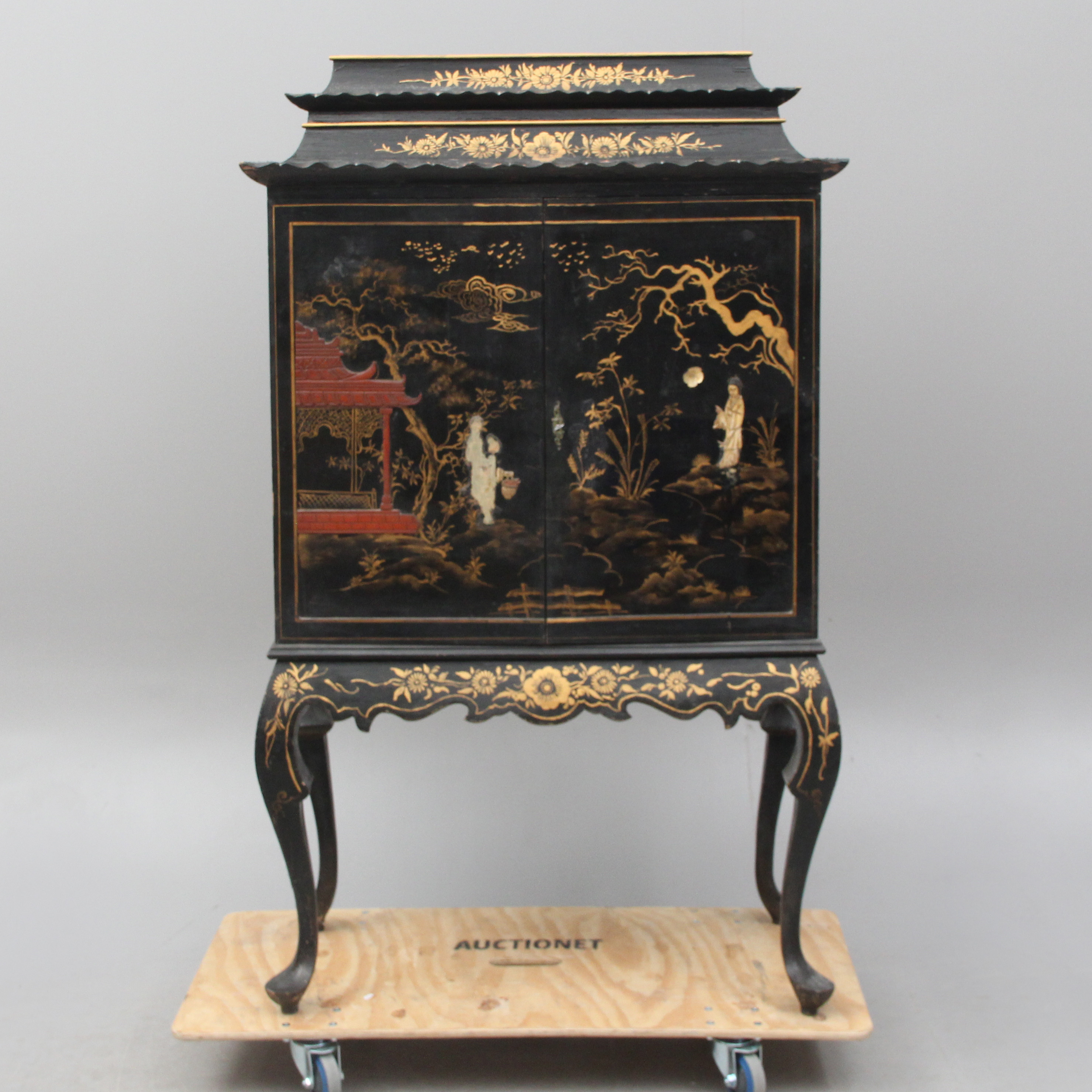 SKÅP, sannolikt Kina, lack/handmålat, invändigt spegelglas, 1900-tal.