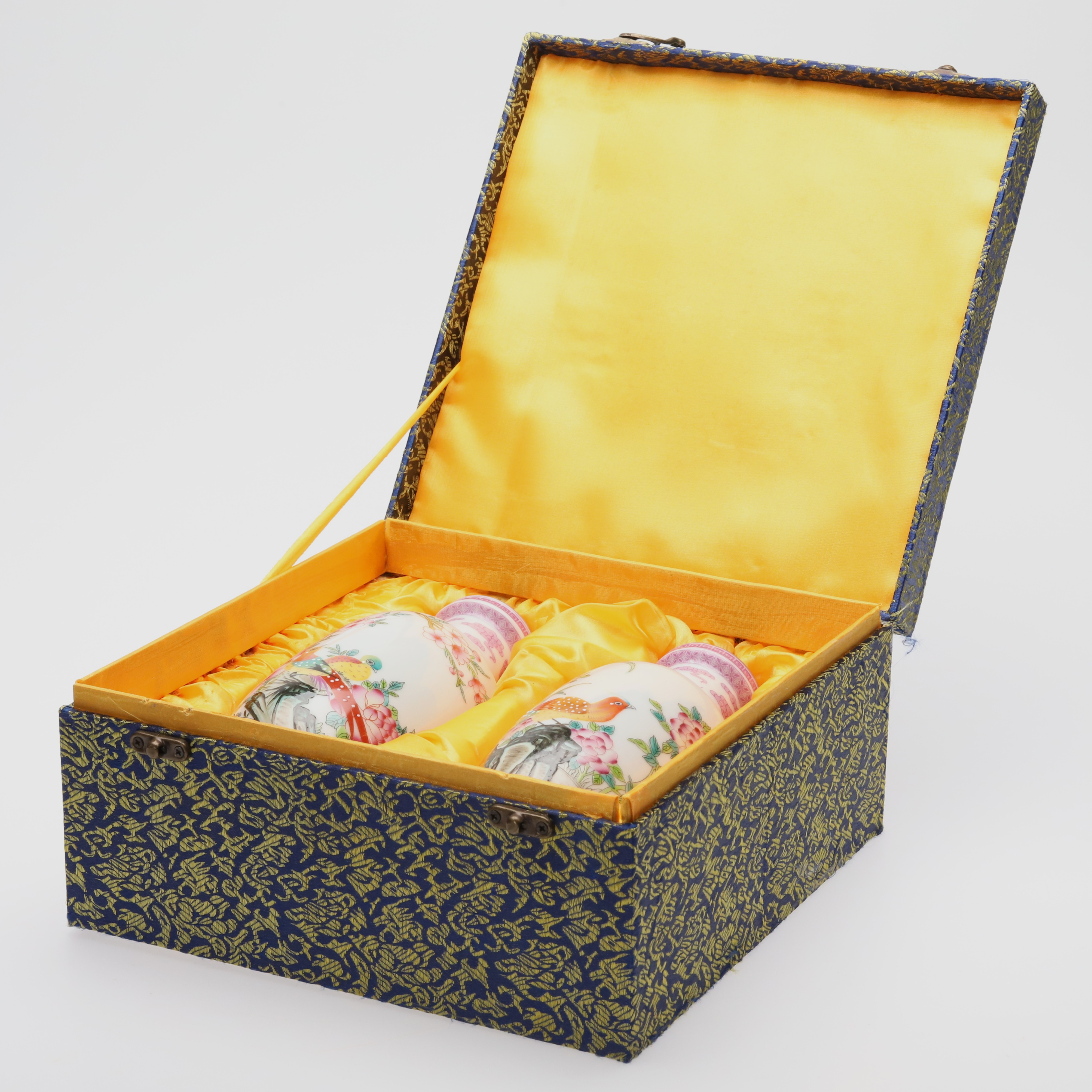 VASER. Ett par i original etui. Porslin. Famille rose Yongzheng-stil, 1900-tal.