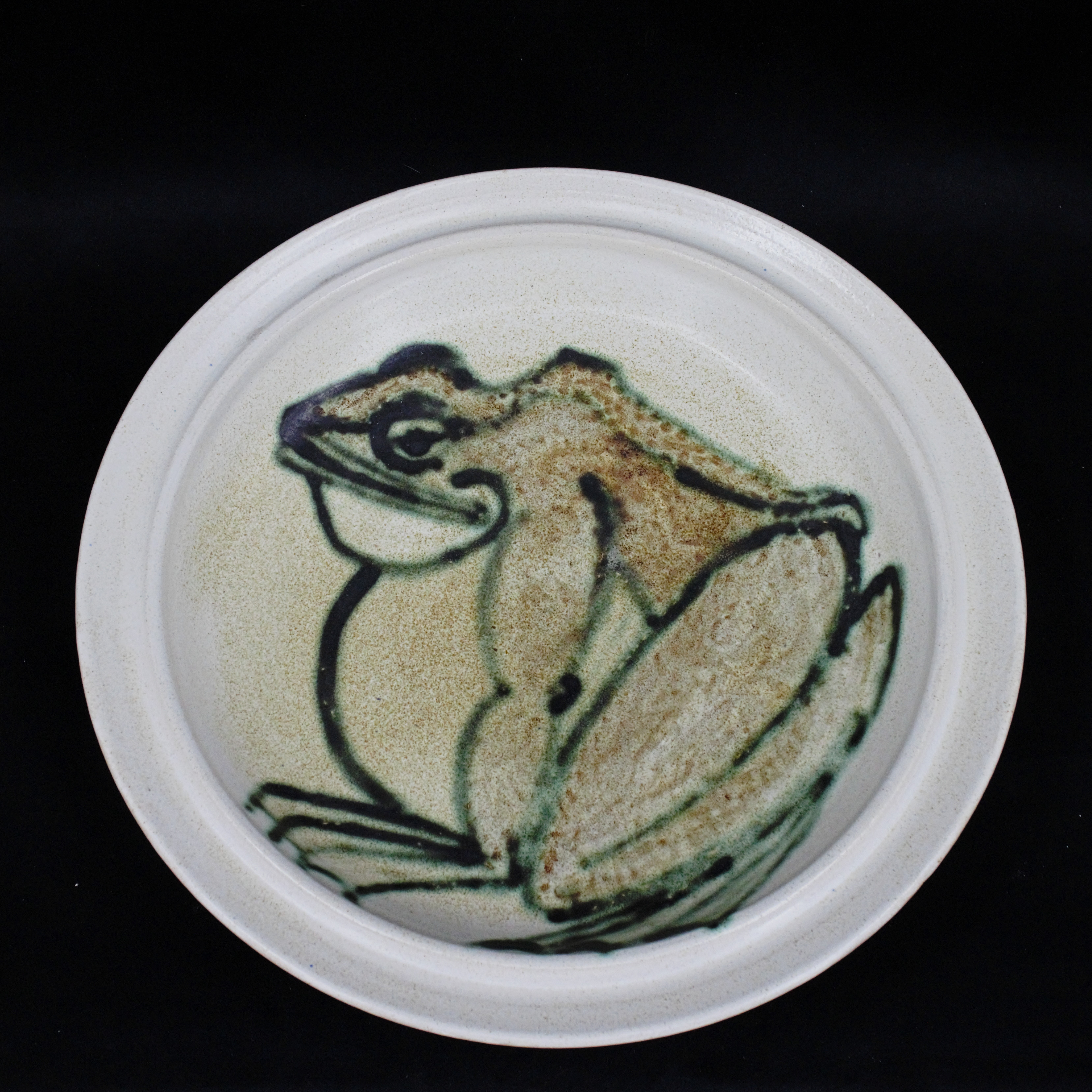 KLAS-GÖRAN KLAESSON. Skålfat, dekorerad i botten med en groda i grön och brunt, glaserat stengods, signerad Klase Höganäs.