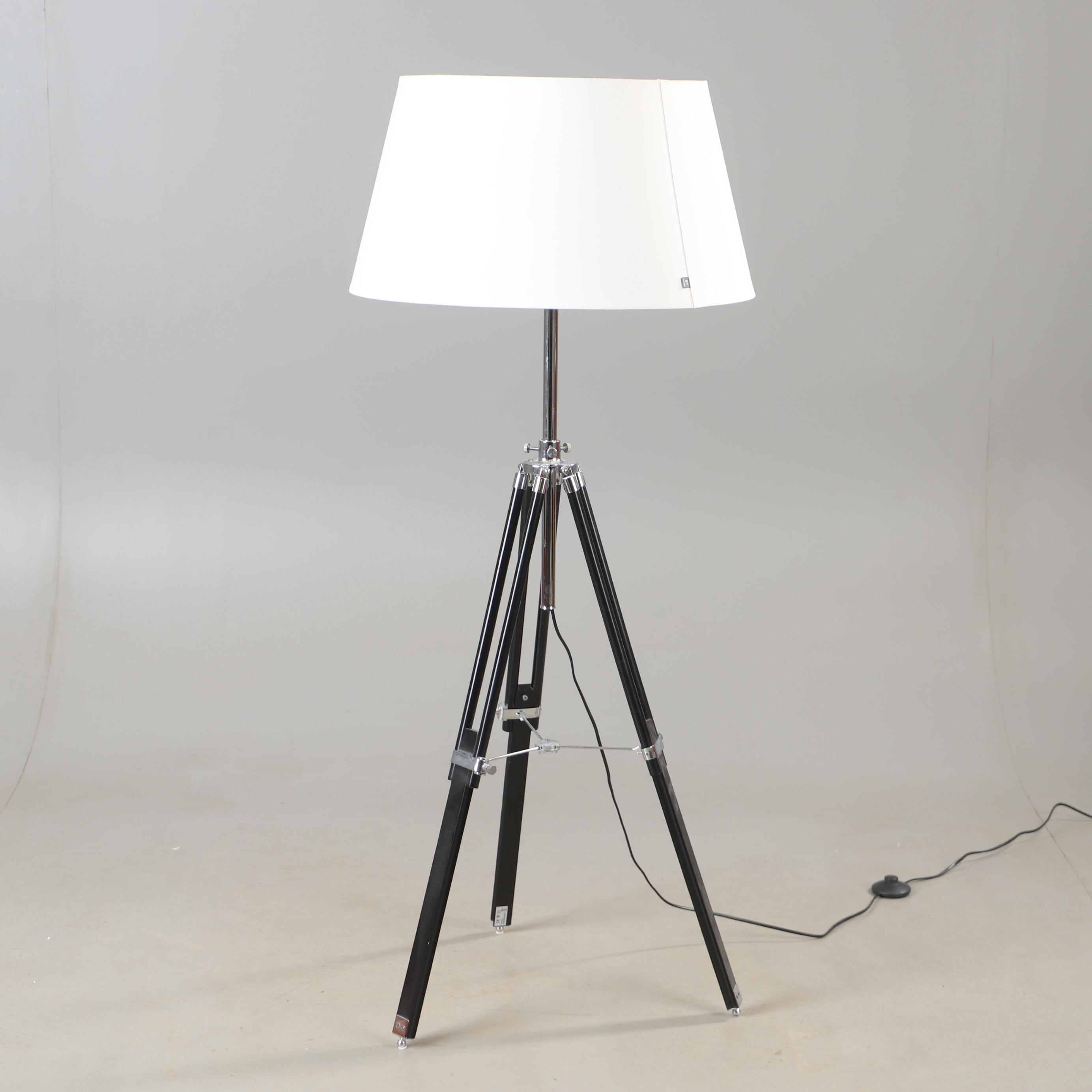 GOLVLAMPA, trä och metall, By Rydéns, samtida.