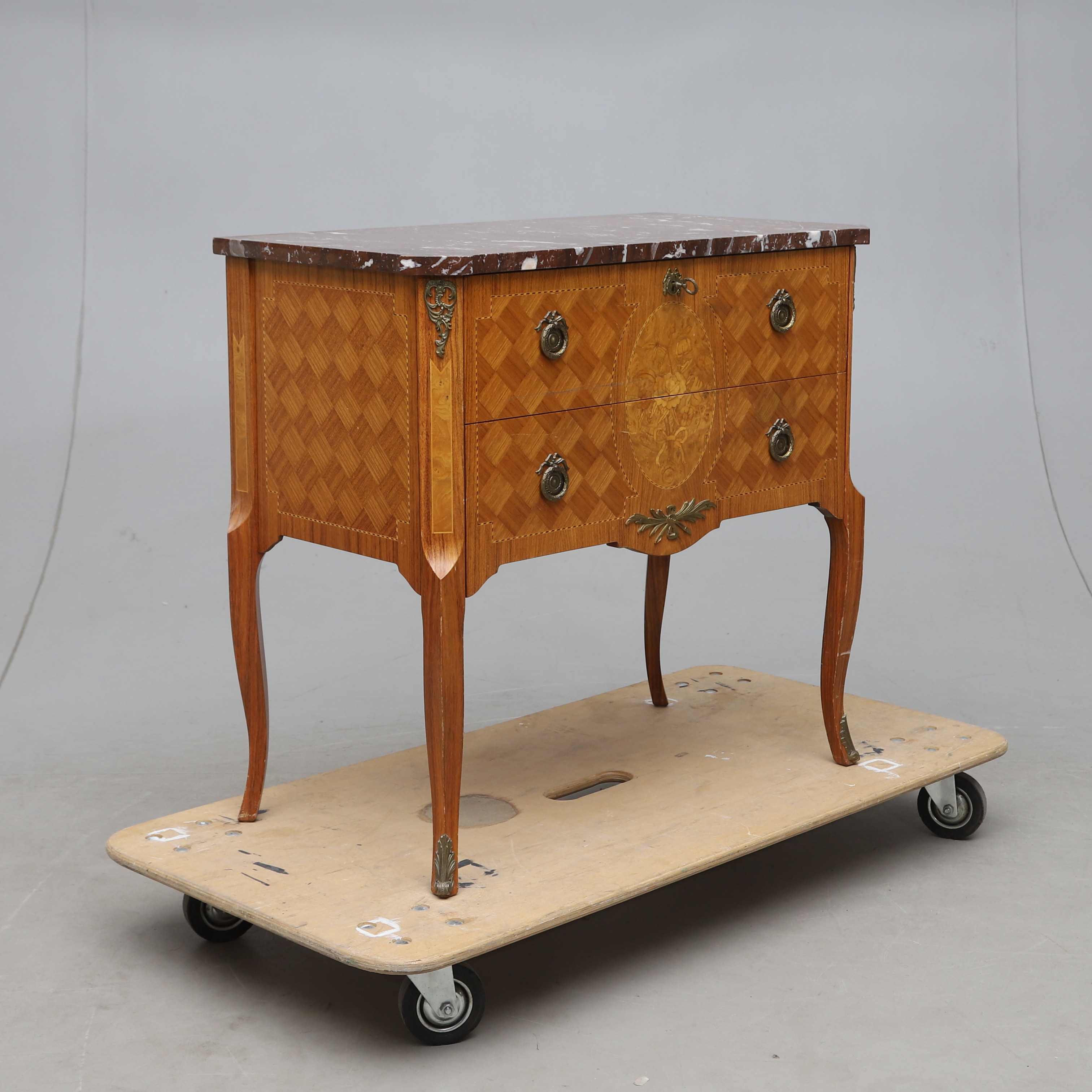 BYRÅ, gustaviansk stil, 1900-tal.