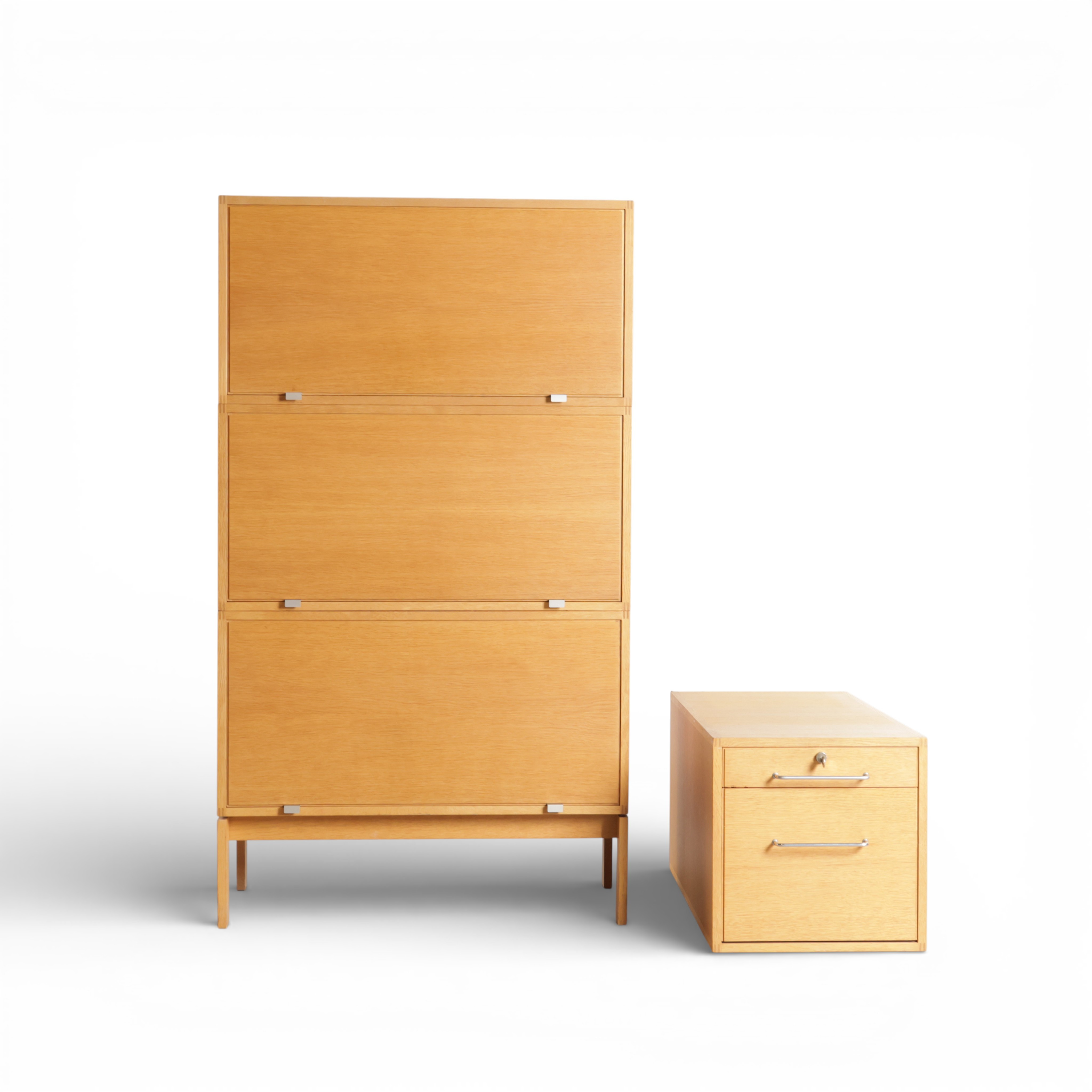 HENNING JENSEN & TORBEN VALEUR. Fritstående reol med skuffemodul af eg, front med låger bag hvilke udtræksbakker. Fremstillet hos Munch Møbler fra M40-serien (4+1).