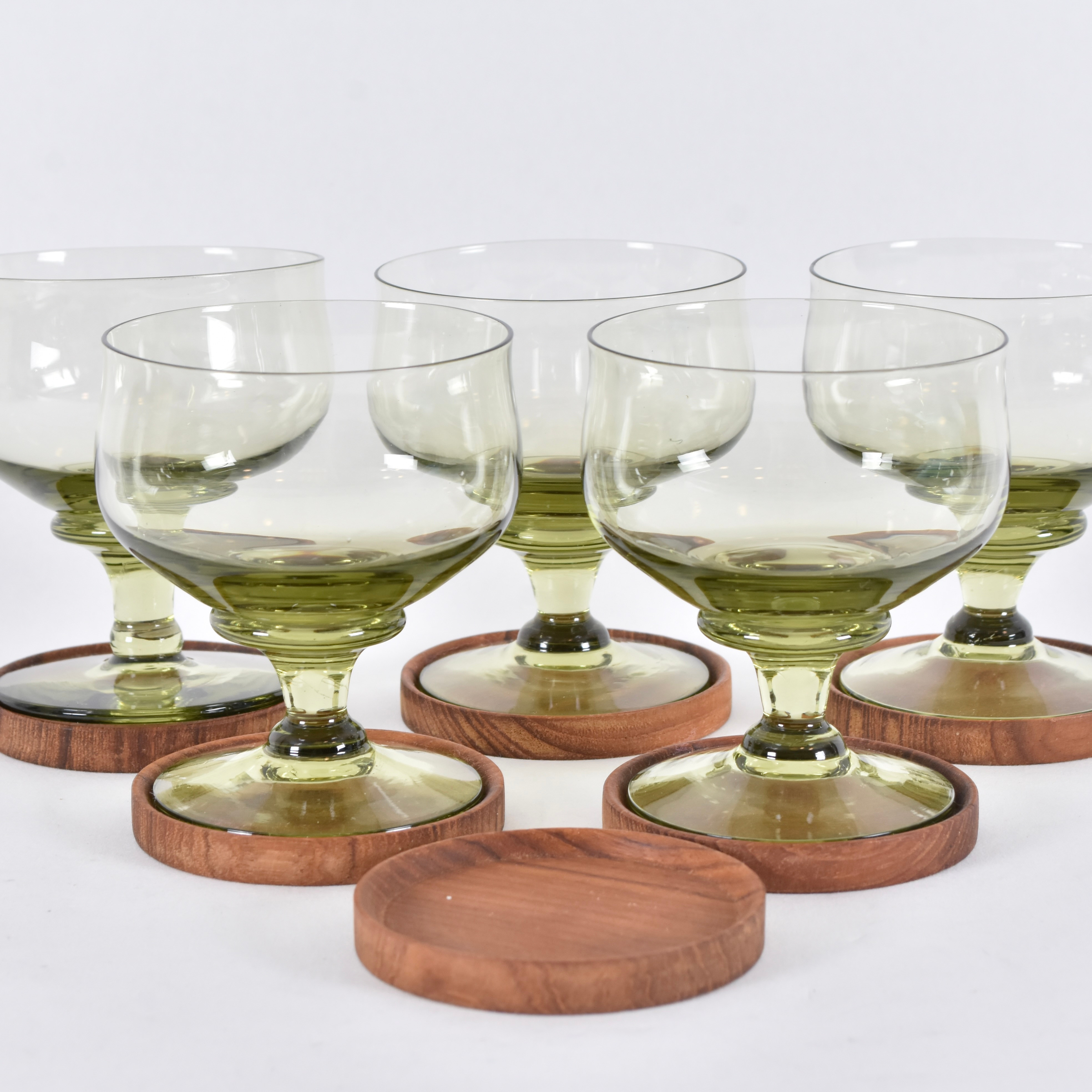 COUPEGLAS, 6 st, gröntonad glasmassa med teakcoasters.