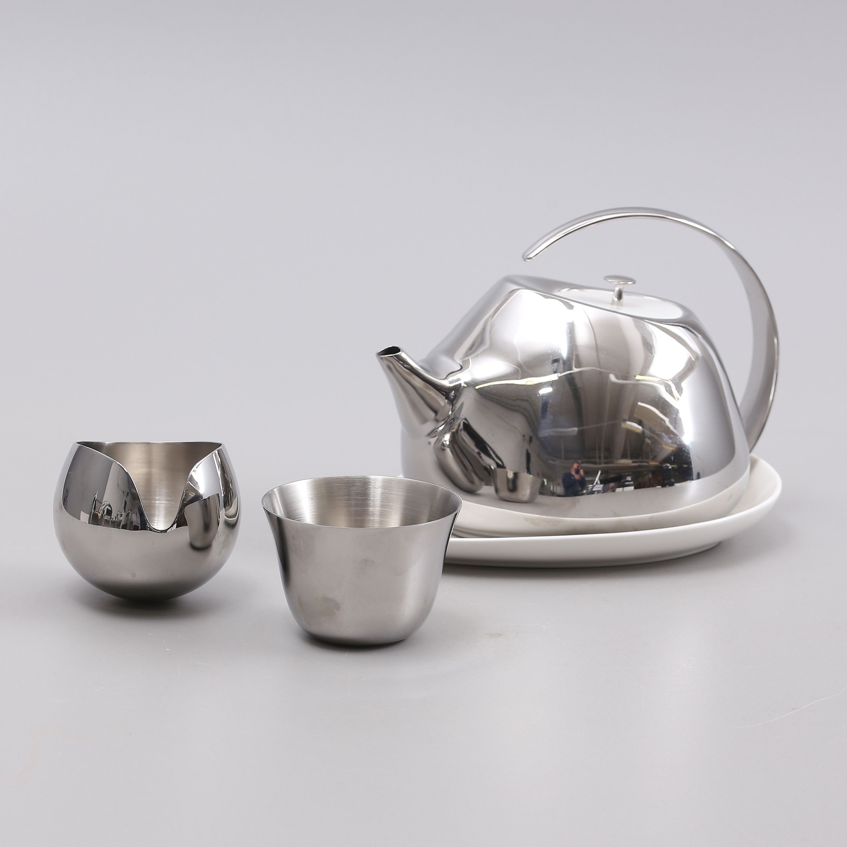 HELENA ROHNER. Tekanna med bricka samt sockerskål, Georg Jensen Danmark.