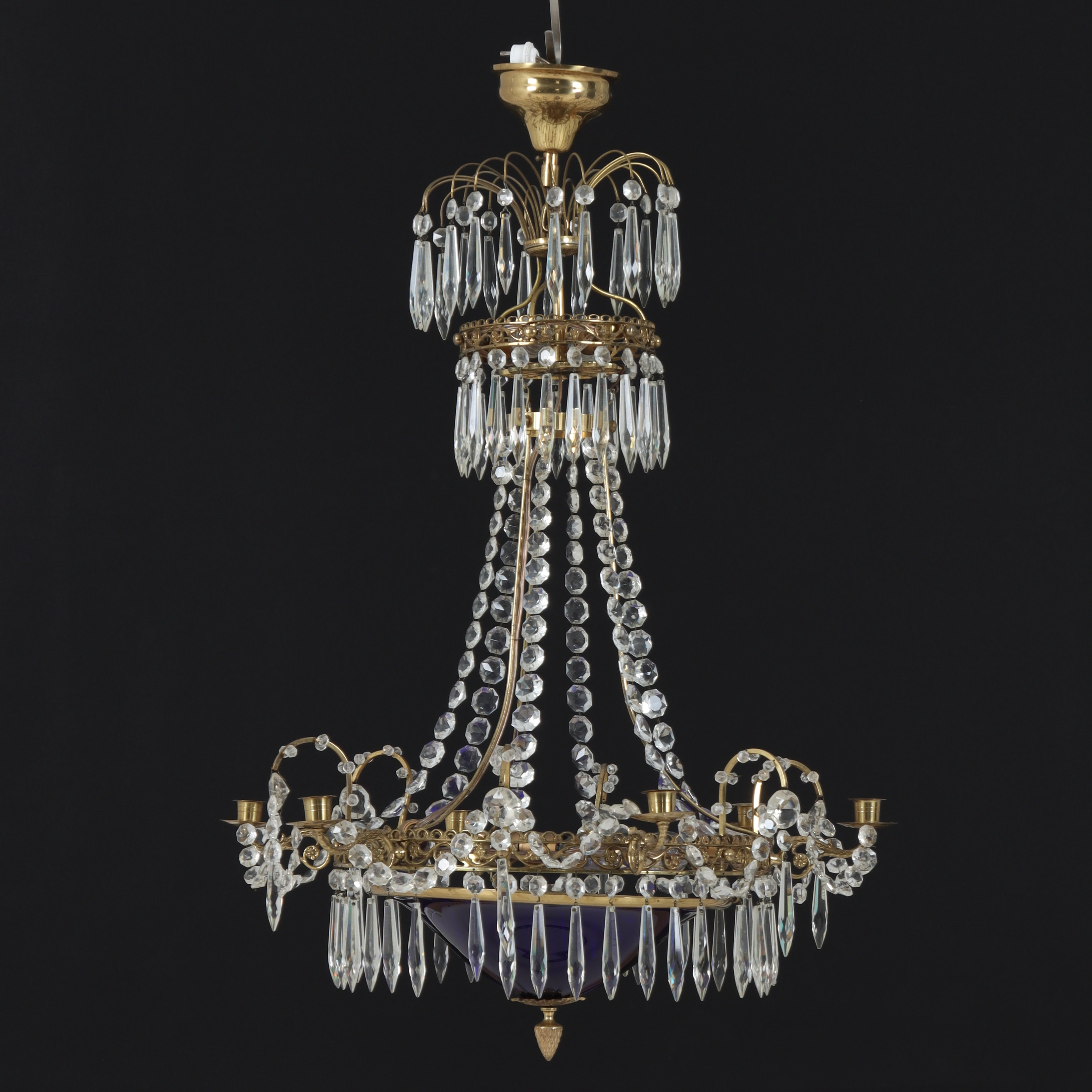 LJUSKRONA, Gustaviansk stil, prismor och blå skål. 1900-talets mitt.