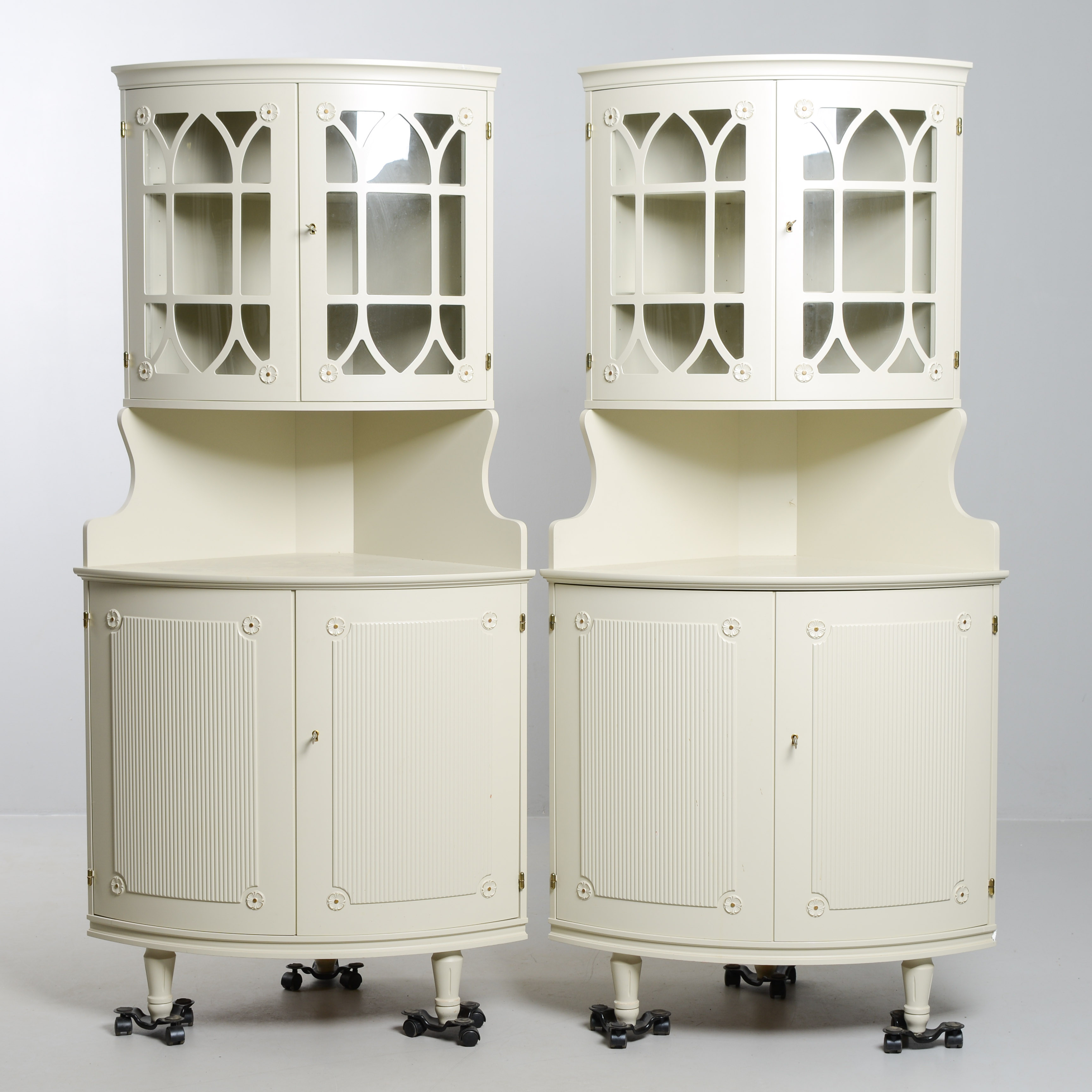 HÖRNSKÅP, 2 st, gustaviansk stil, 1900-talets andra del.