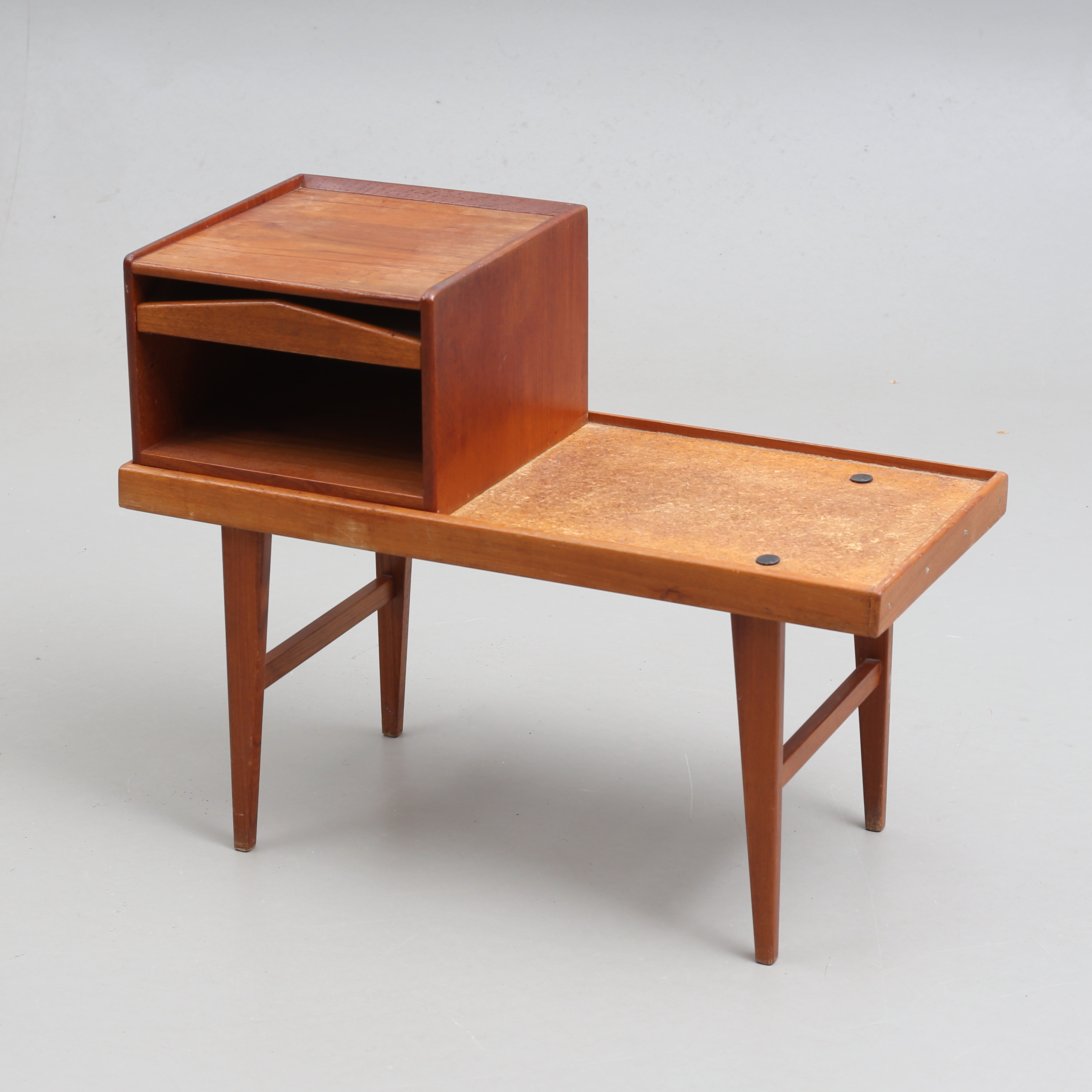 TELEFONBÄNK MED FACK, teak, kring 1900-talets mitt.